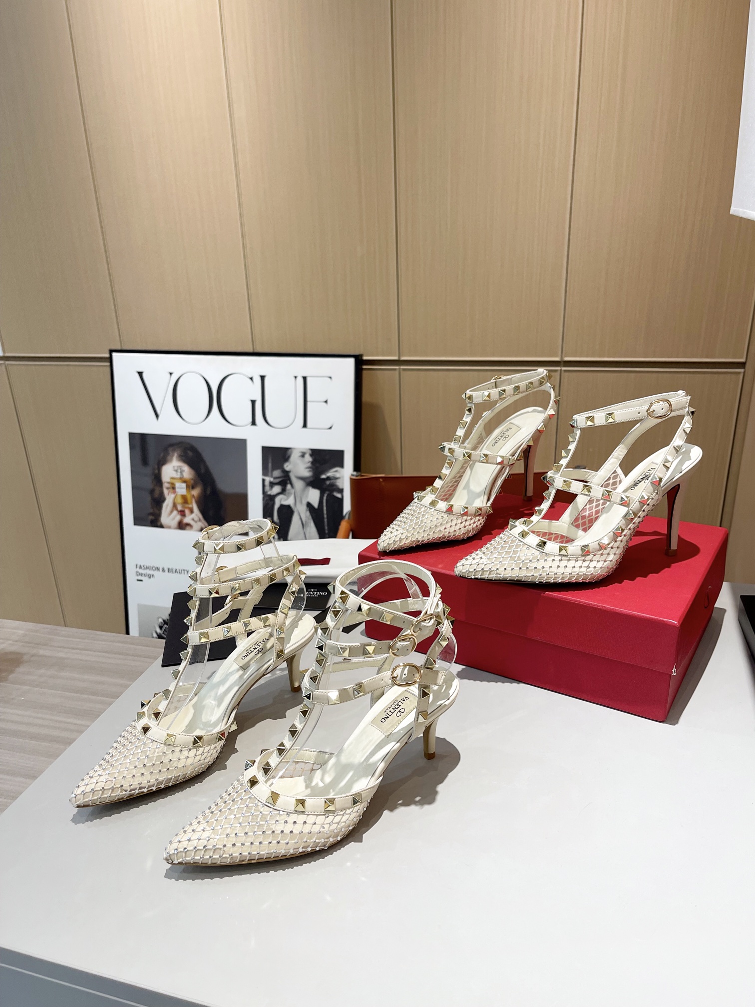 versión superior 𝑉𝐴𝐿𝐸𝑁𝑇𝐼𝑁𝑂 Valentino Primavera/Verano 2024 Nueva Mujer ¡La parte posterior 
