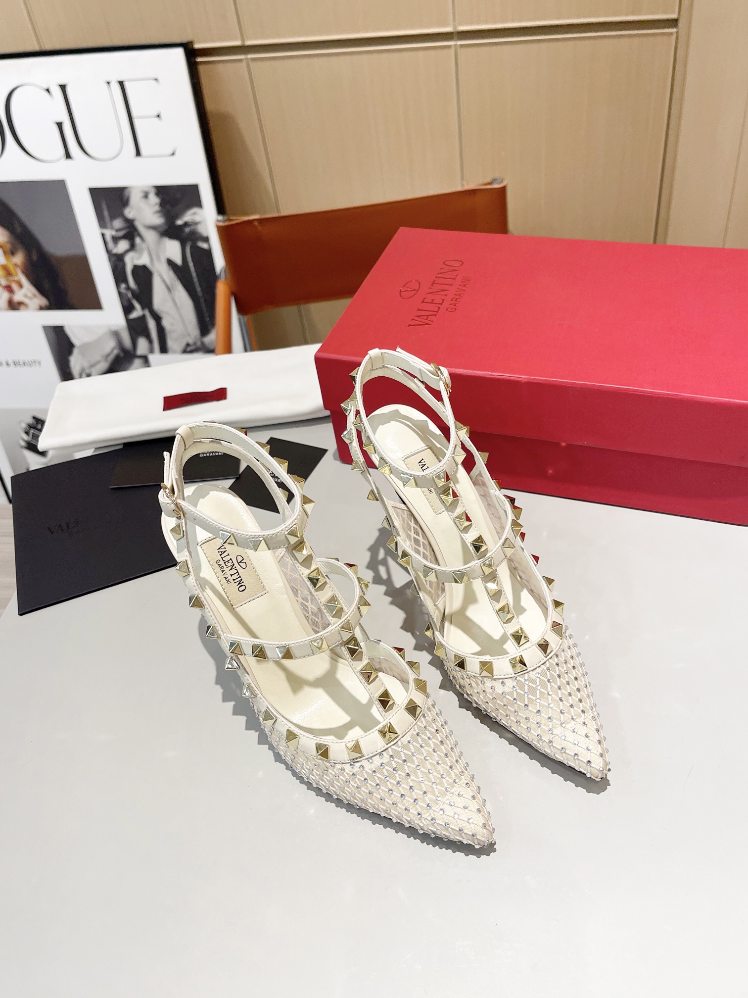 versión superior 𝑉𝐴𝐿𝐸𝑁𝑇𝐼𝑁𝑂 Valentino Primavera/Verano 2024 Nueva Mujer ¡La parte posterior 