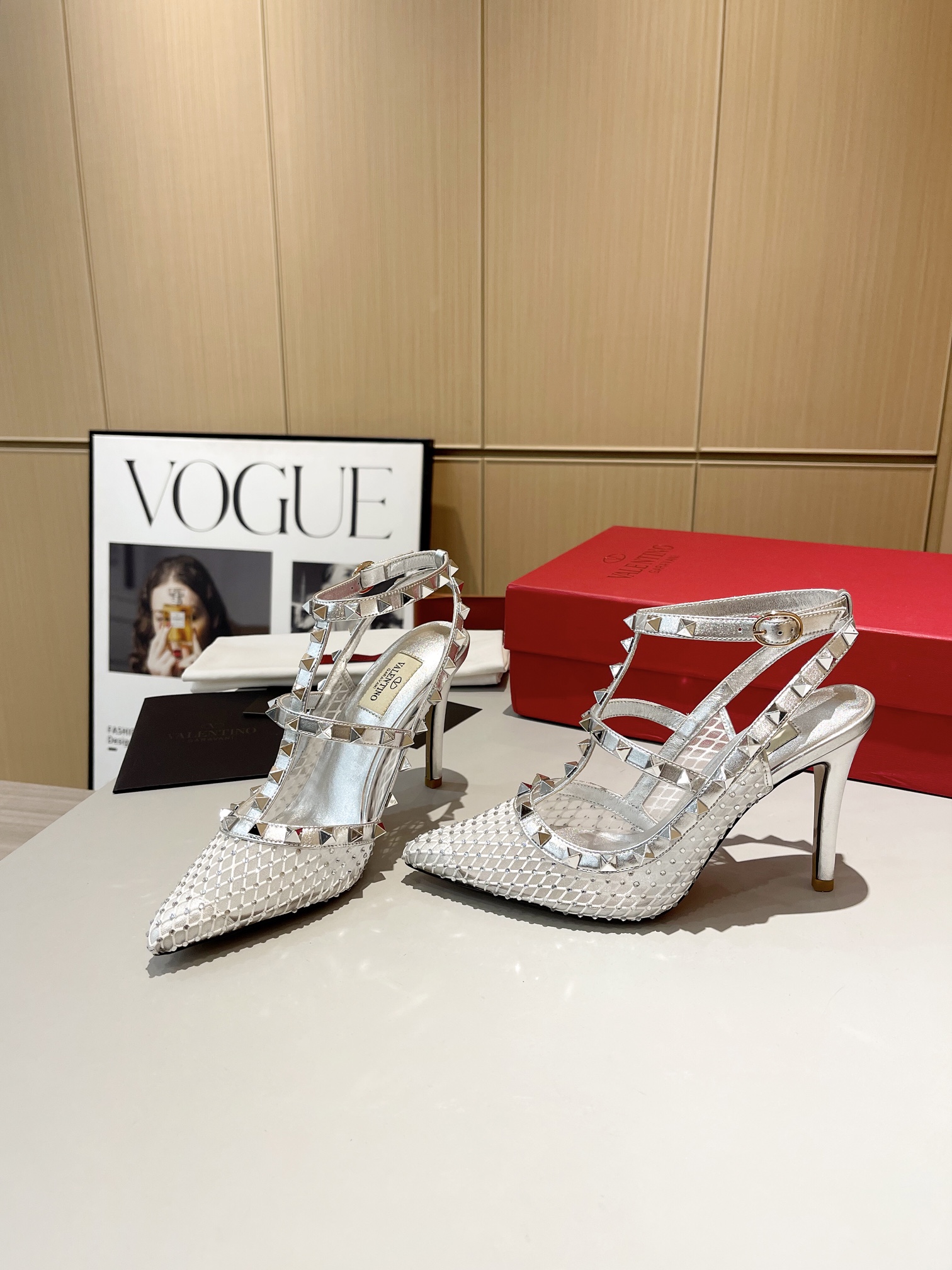 versión superior 𝑉𝐴𝐿𝐸𝑁𝑇𝐼𝑁𝑂 Valentino Primavera/Verano 2024 Nueva Mujer ¡La parte posterior 