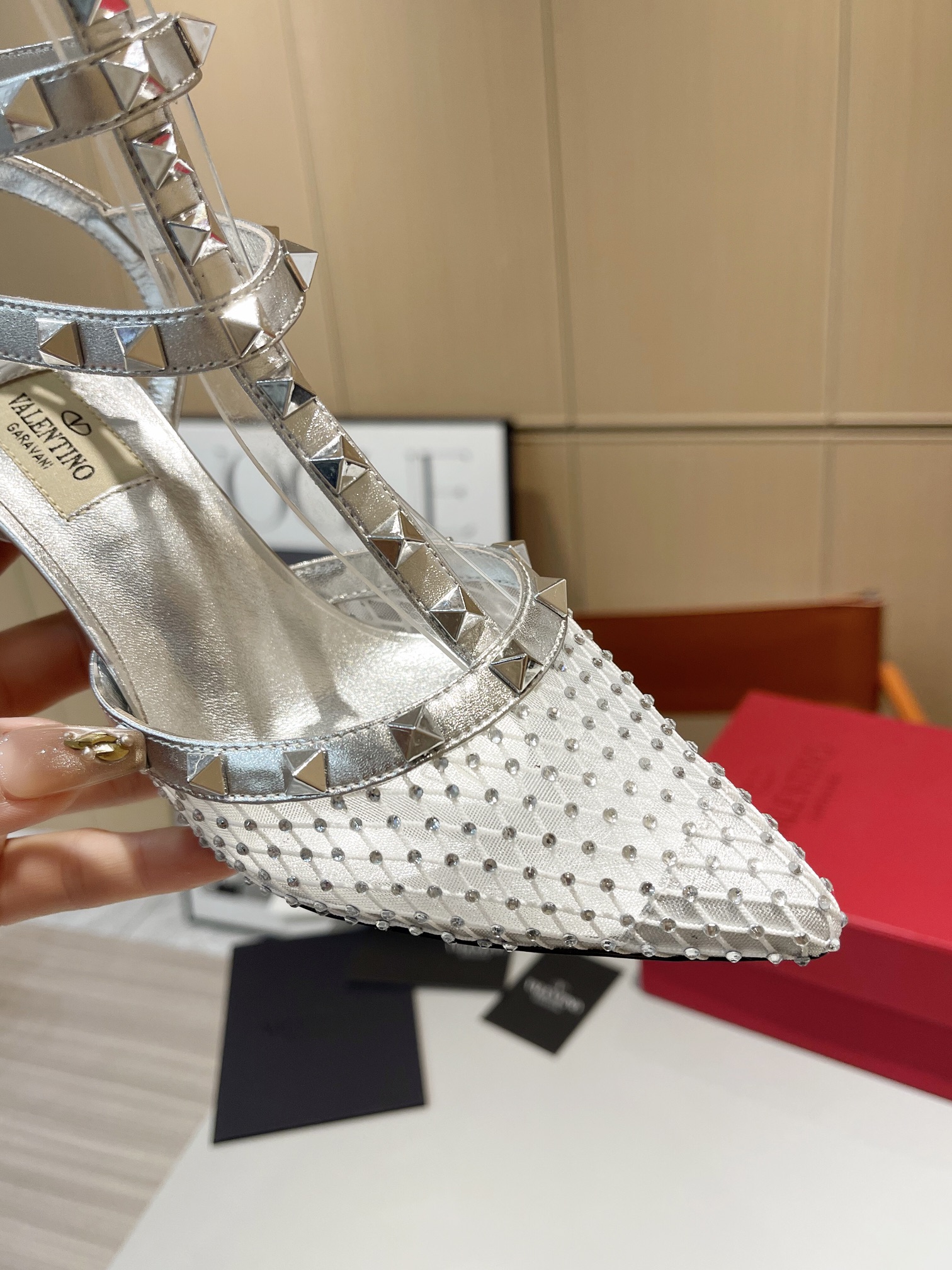 versión superior 𝑉𝐴𝐿𝐸𝑁𝑇𝐼𝑁𝑂 Valentino Primavera/Verano 2024 Nueva Mujer ¡La parte posterior 
