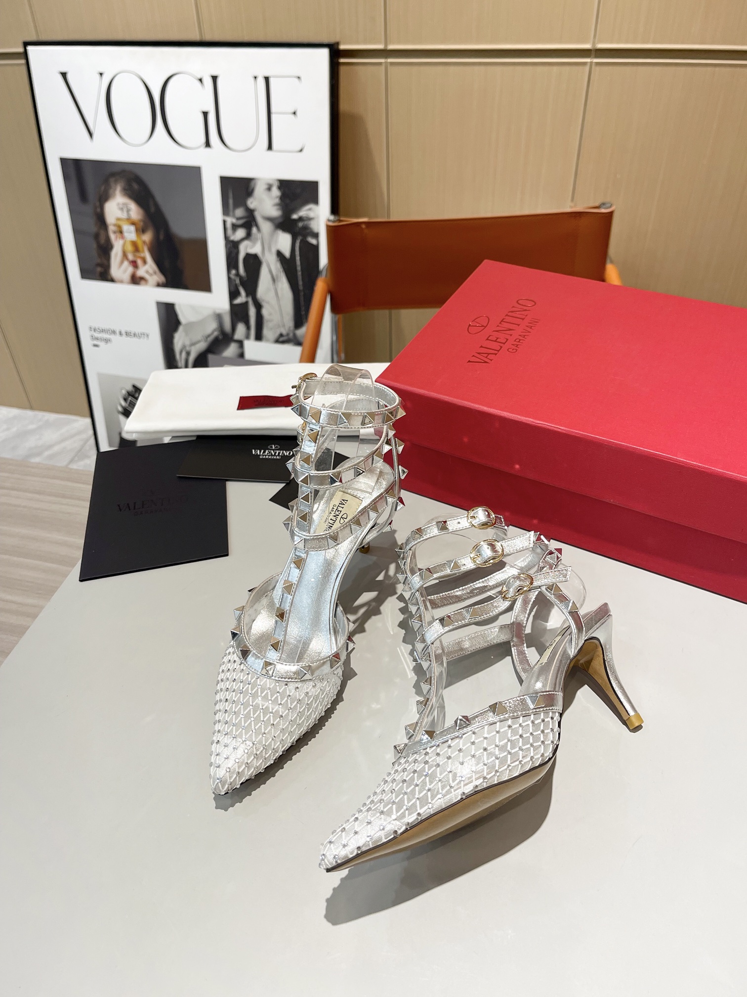 versión superior 𝑉𝐴𝐿𝐸𝑁𝑇𝐼𝑁𝑂 Valentino Primavera/Verano 2024 Nueva Mujer ¡La parte posterior 