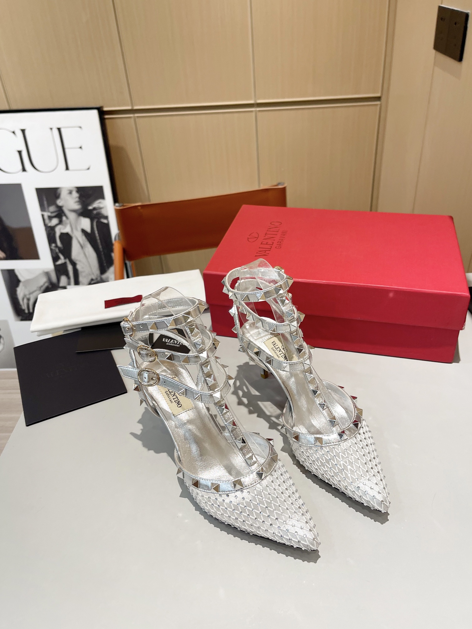 versión superior 𝑉𝐴𝐿𝐸𝑁𝑇𝐼𝑁𝑂 Valentino Primavera/Verano 2024 Nueva Mujer ¡La parte posterior 