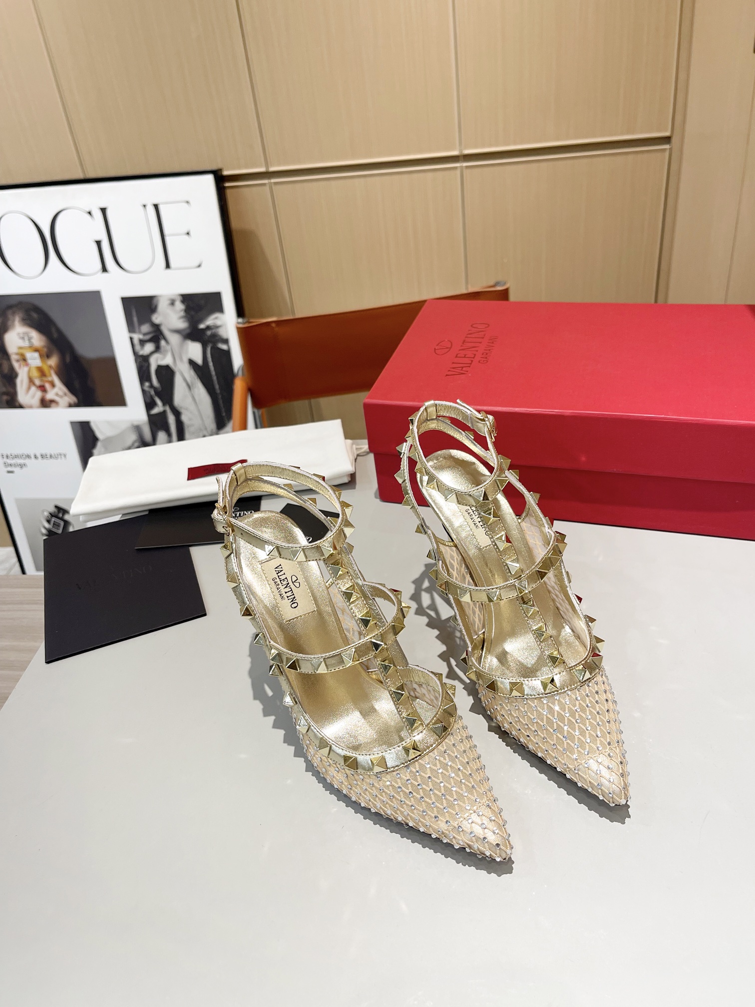 versión superior 𝑉𝐴𝐿𝐸𝑁𝑇𝐼𝑁𝑂 Valentino Primavera/Verano 2024 Nueva Mujer ¡La parte posterior 