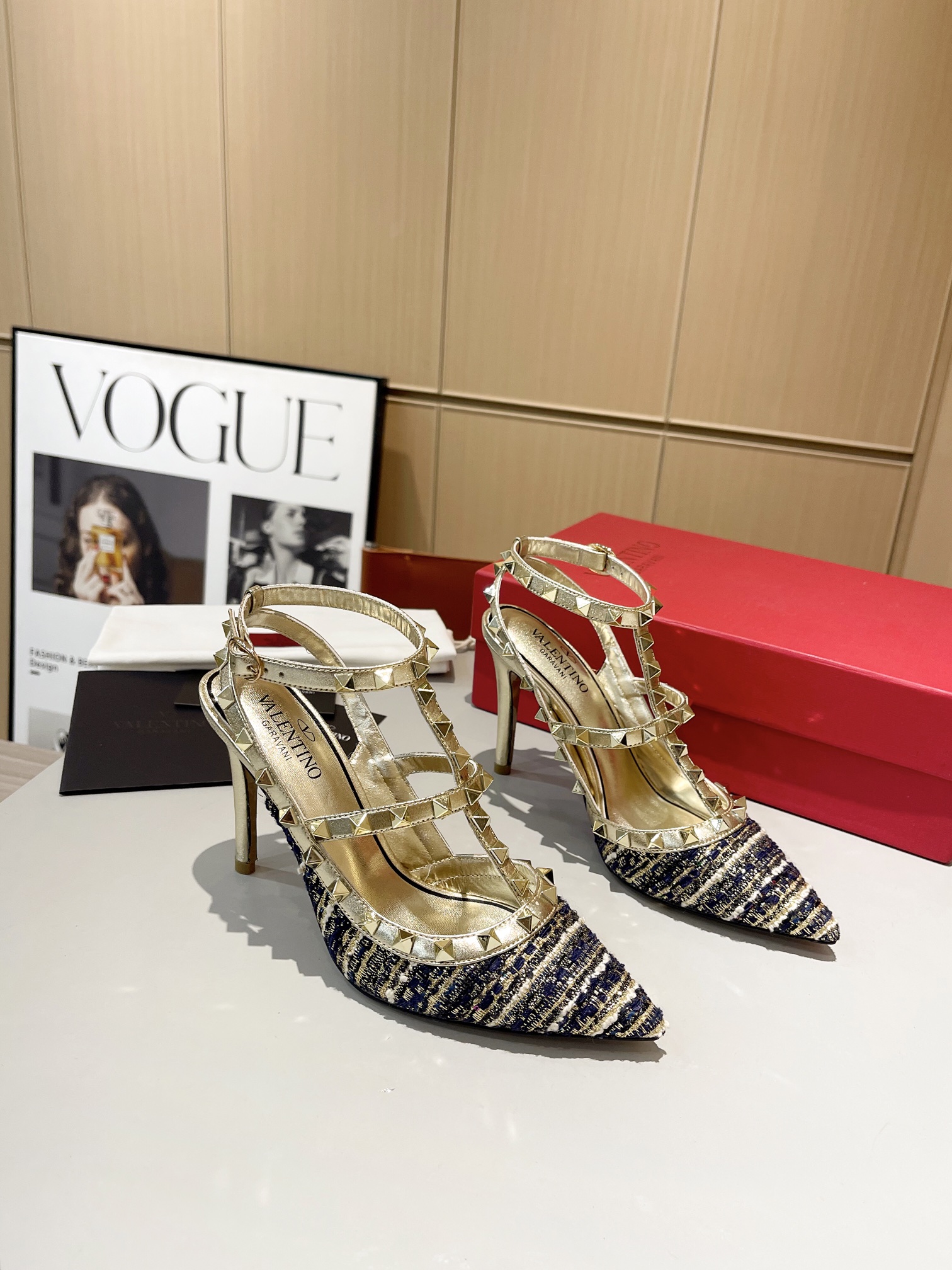 versión superior 𝑉𝐴𝐿𝐸𝑁𝑇𝐼𝑁𝑂 Valentino 2024 primavera y verano nuevo de las mujeres La parte 
