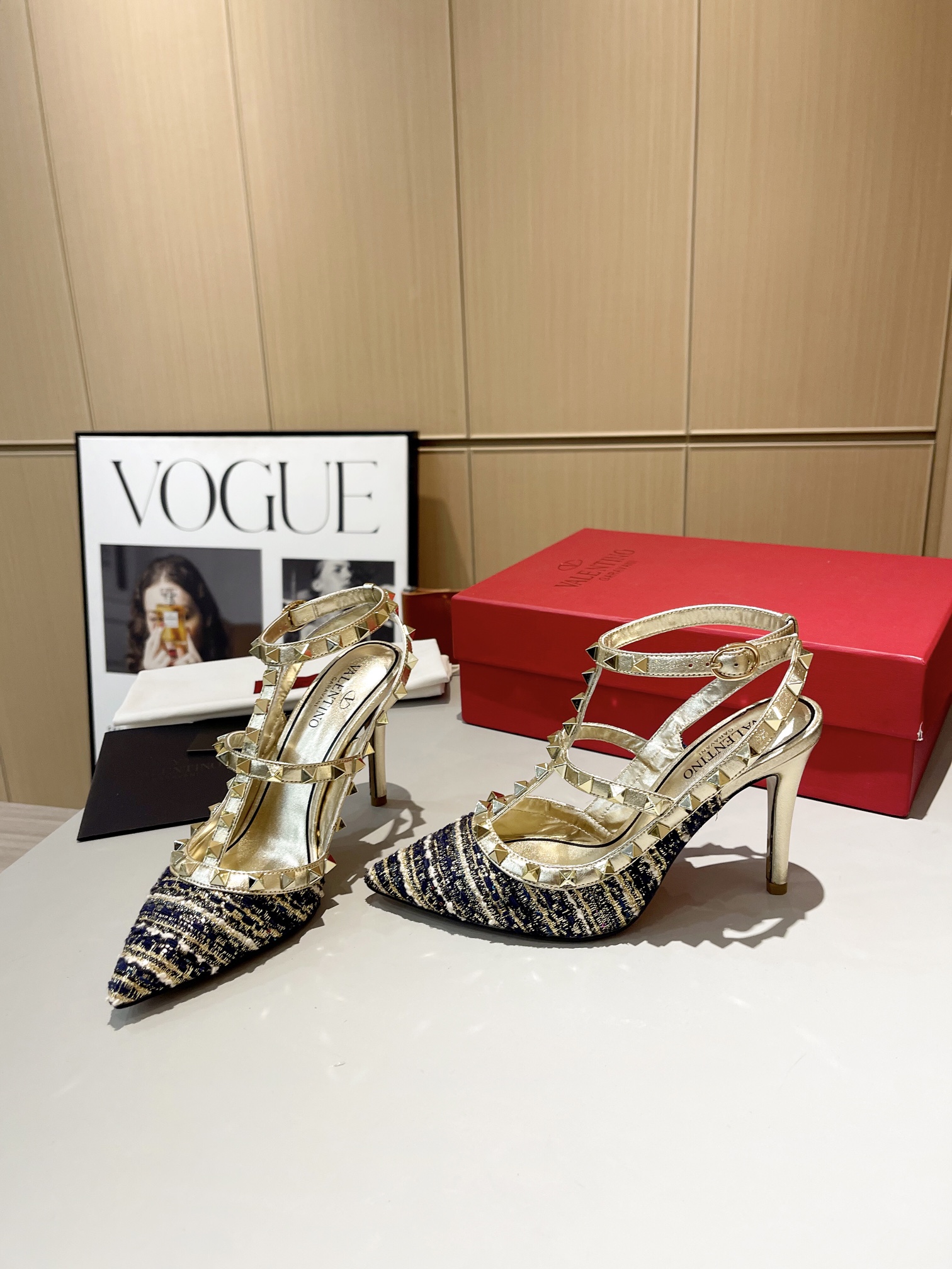 versión superior 𝑉𝐴𝐿𝐸𝑁𝑇𝐼𝑁𝑂 Valentino 2024 primavera y verano nuevo de las mujeres La parte 
