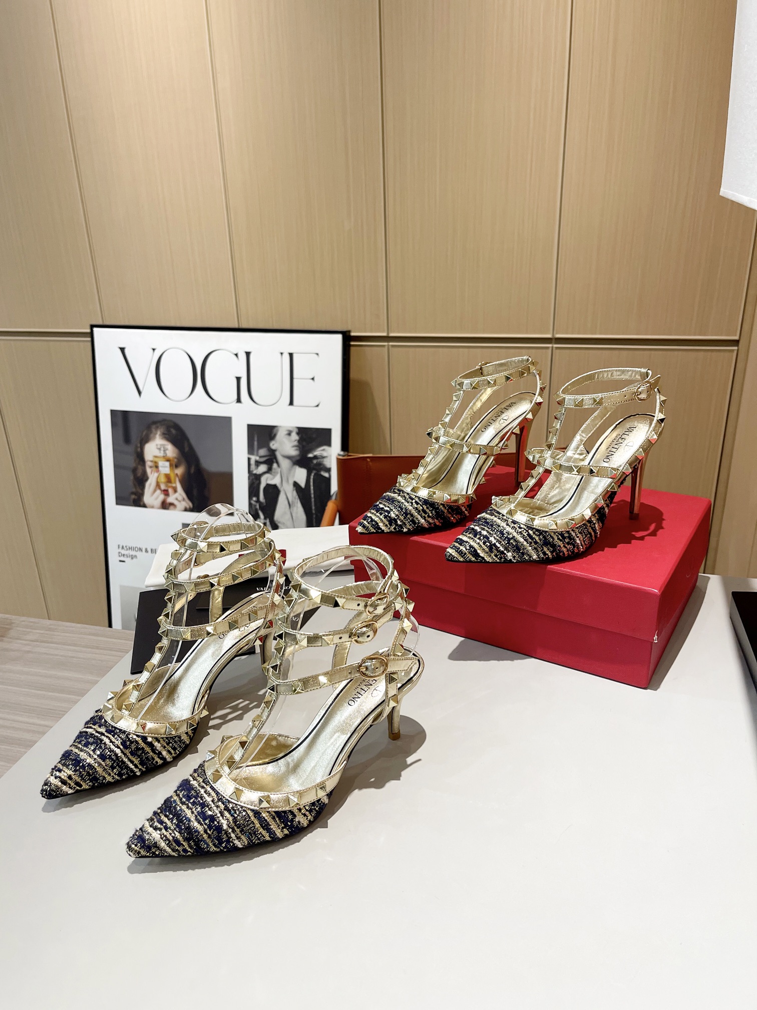 versión superior 𝑉𝐴𝐿𝐸𝑁𝑇𝐼𝑁𝑂 Valentino 2024 primavera y verano nuevo de las mujeres La parte 