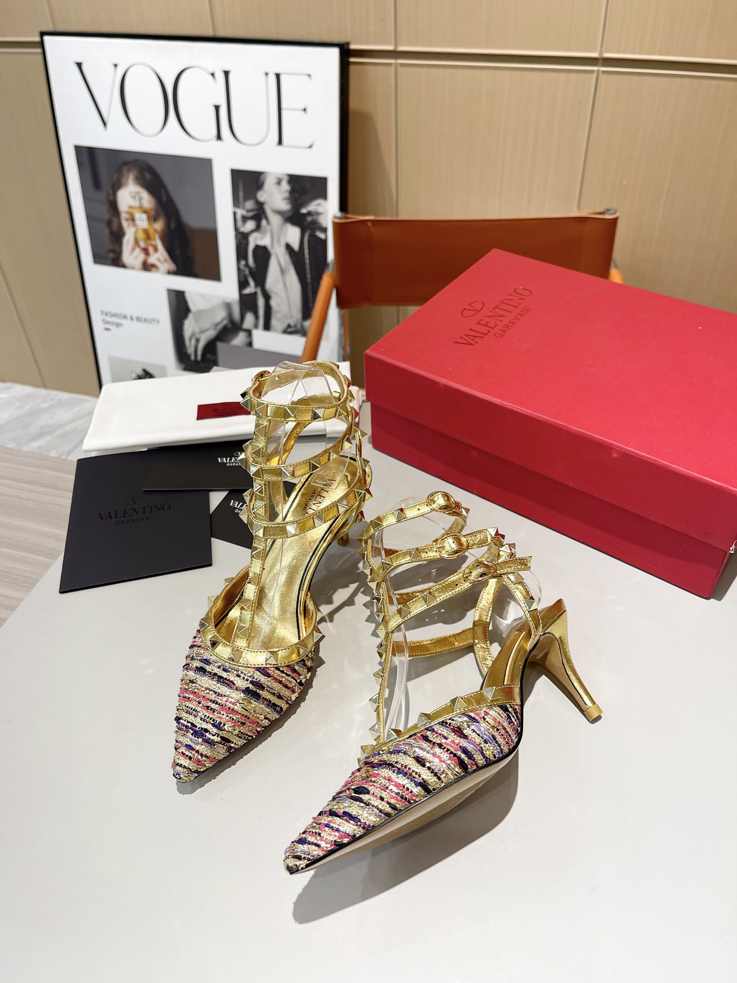 versión superior 𝑉𝐴𝐿𝐸𝑁𝑇𝐼𝑁𝑂 Valentino 2024 primavera y verano nuevo de las mujeres La parte 
