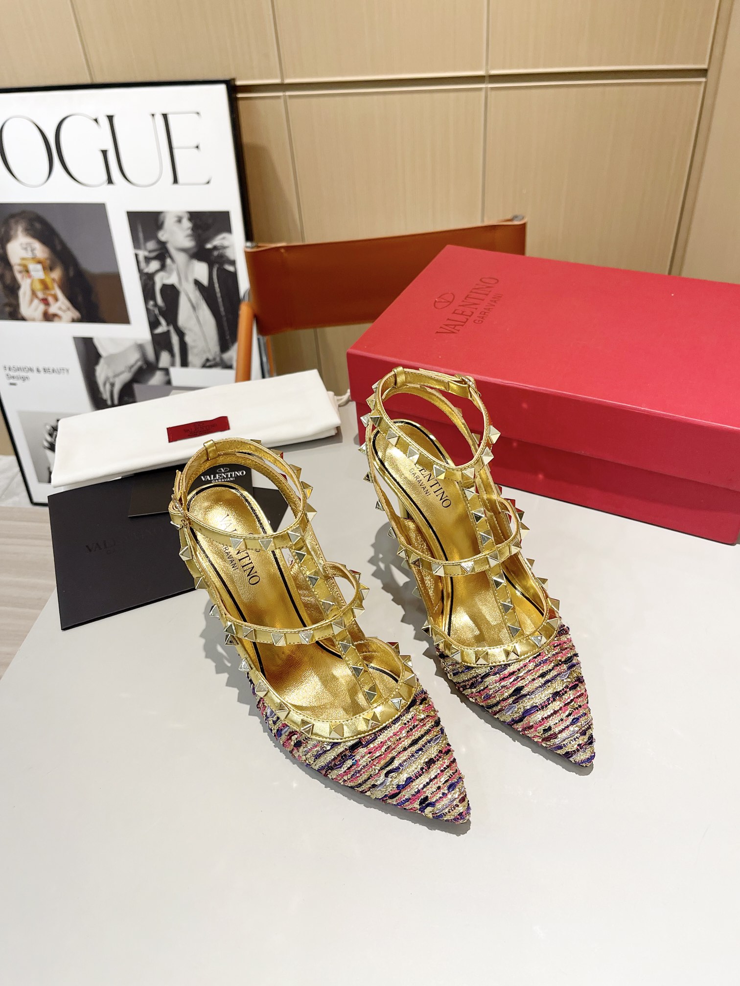 versión superior 𝑉𝐴𝐿𝐸𝑁𝑇𝐼𝑁𝑂 Valentino 2024 primavera y verano nuevo de las mujeres La parte 