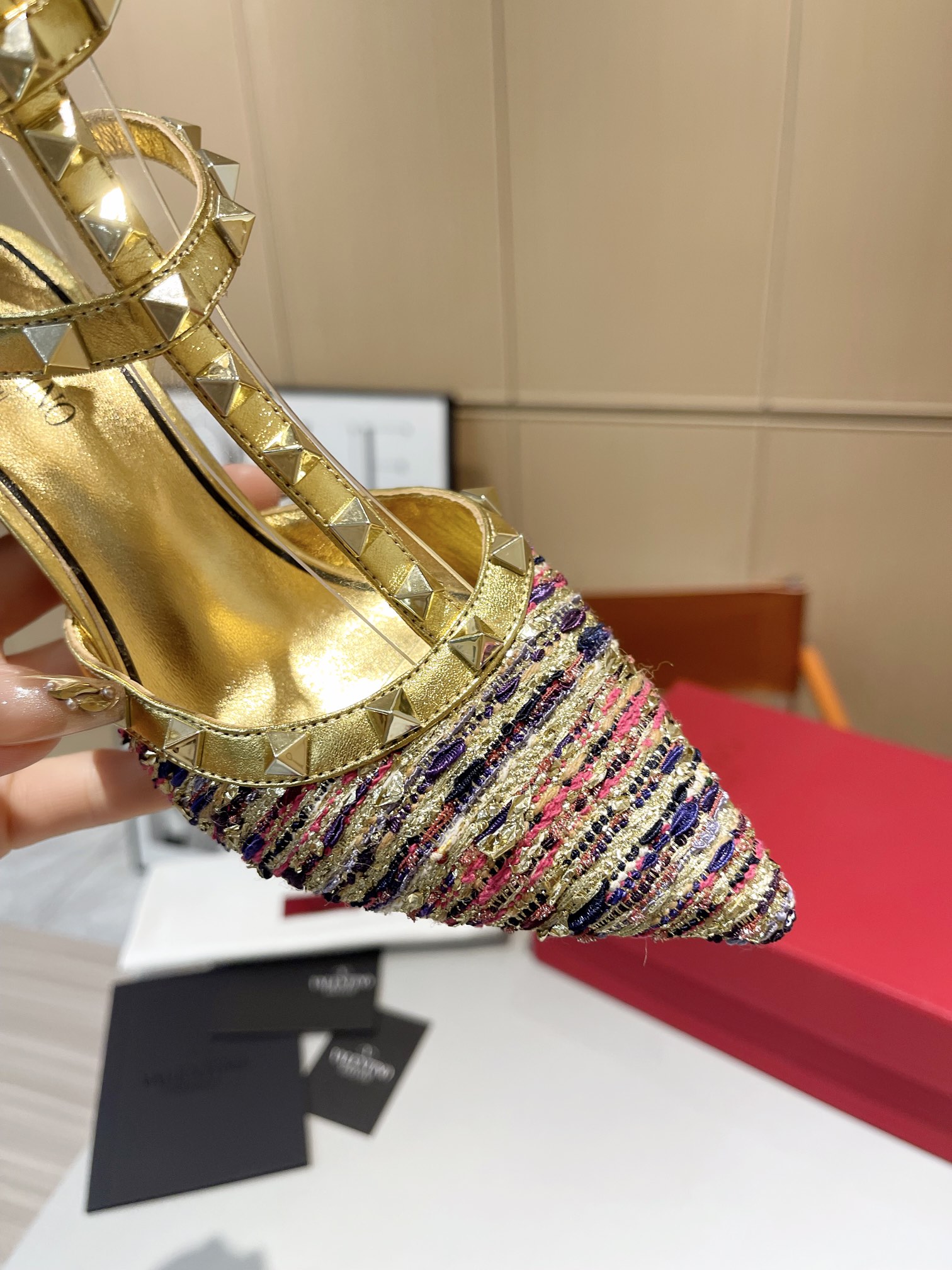 versión superior 𝑉𝐴𝐿𝐸𝑁𝑇𝐼𝑁𝑂 Valentino 2024 primavera y verano nuevo de las mujeres La parte 