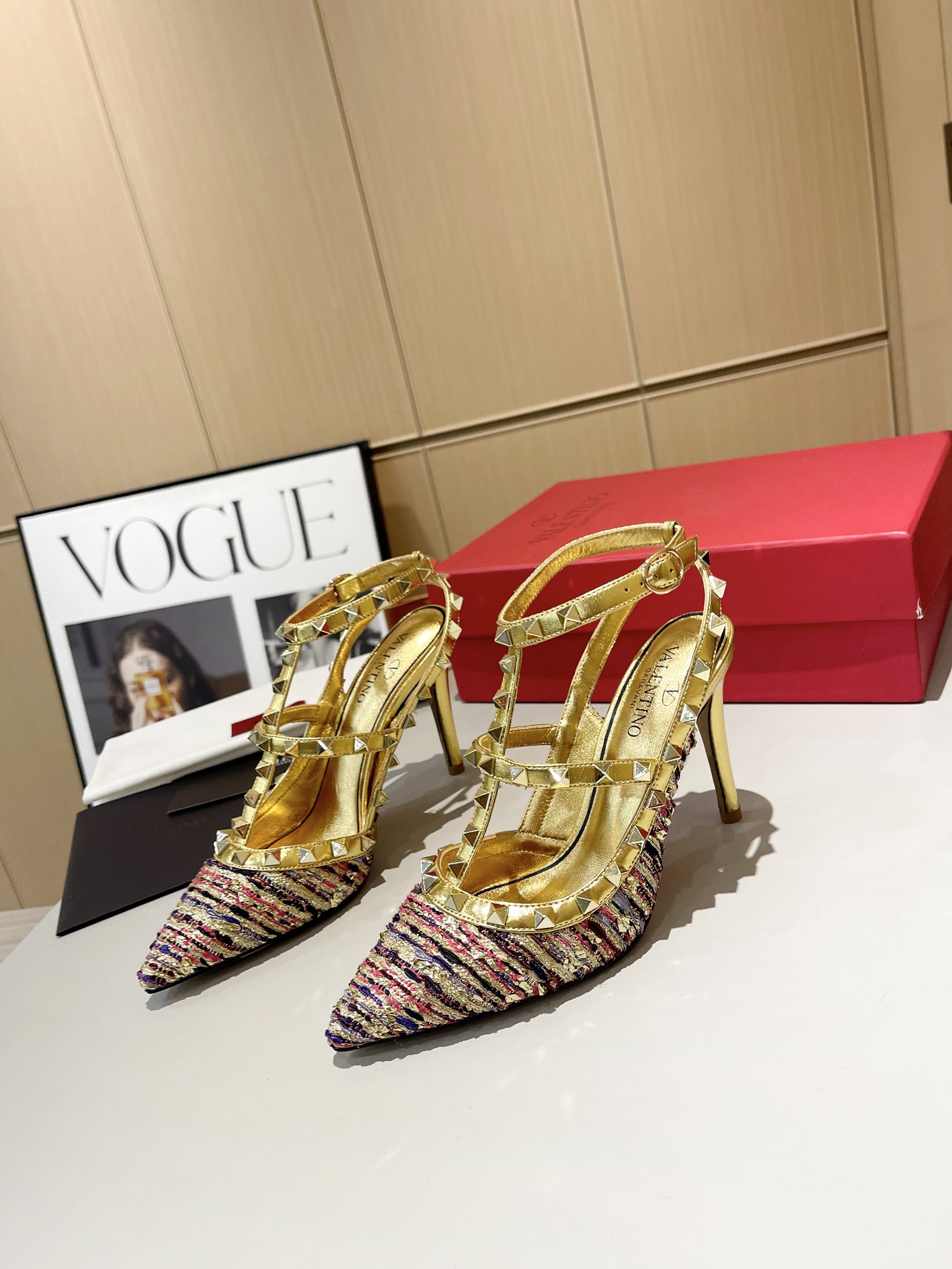 versión superior 𝑉𝐴𝐿𝐸𝑁𝑇𝐼𝑁𝑂 Valentino 2024 primavera y verano nuevo de las mujeres La parte 