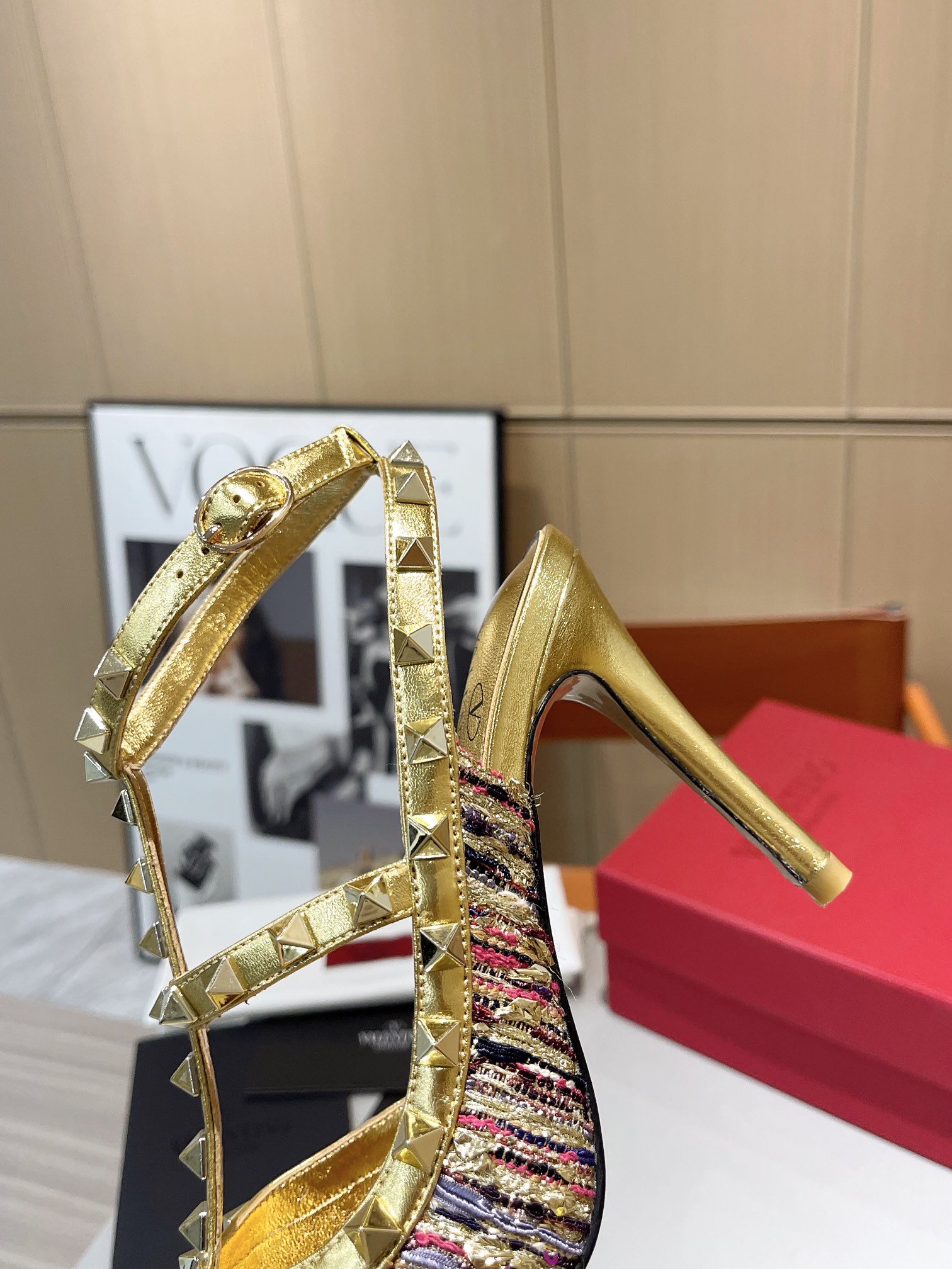 versión superior 𝑉𝐴𝐿𝐸𝑁𝑇𝐼𝑁𝑂 Valentino 2024 primavera y verano nuevo de las mujeres La parte 