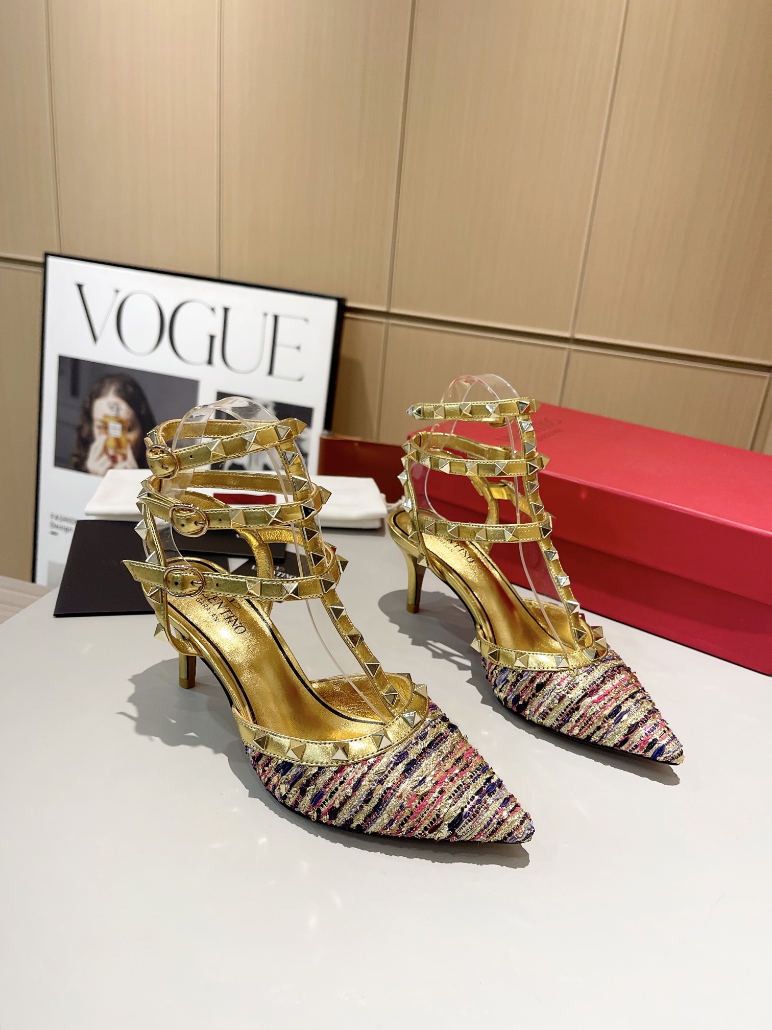versión superior 𝑉𝐴𝐿𝐸𝑁𝑇𝐼𝑁𝑂 Valentino 2024 primavera y verano nuevo de las mujeres La parte 