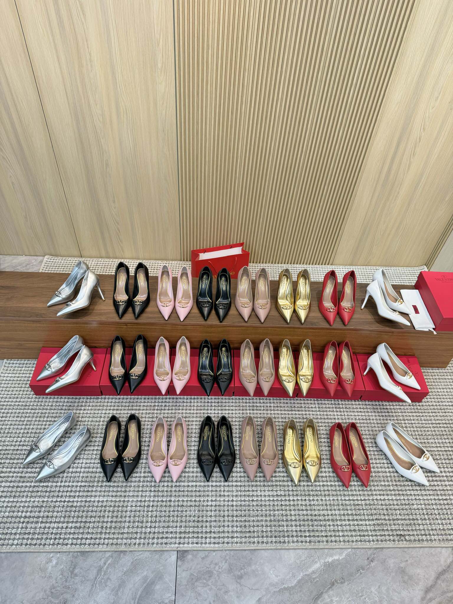 NO:446389,Top version Valentino, new autumn and winter women's single shoes, the new generation of unique 'V' buttons set off a full sense of high-end, and the new season lives up to expectations!  Worth buying ★Absolutely high-end original method, absolutely sensual and elegant style, create a different feeling, simple and elegant style!  Size 35-41 (34-42 custom made without return) imported matte cowhide leather inner foot pad inner sheepskin heel height 3 cm 6.5 cm 9.5 cm genuine leather outsole rubber sole, high heels, valentino, high heels, cowhide, sheepskin, Leather soles19860909顶级版本 华伦天奴 秋冬新款女士单鞋 新一代独特的小《V》扣衬托出满满的高级感,新一季不负期待！ 值得入手★绝对的上档次原版做法 绝对感性优雅风格 创造不一样的感觉简约气质款式！ 码数35-41（34-42定做不退换） 面料进口哑光牛皮 内里垫脚内里羊皮 跟高3种跟高3cm6.5cm9.5cm 真皮大底 橡胶大底,高跟鞋单鞋,valentino,high heels,cowhide,sheepskin,Leather soles,Women's Shoes