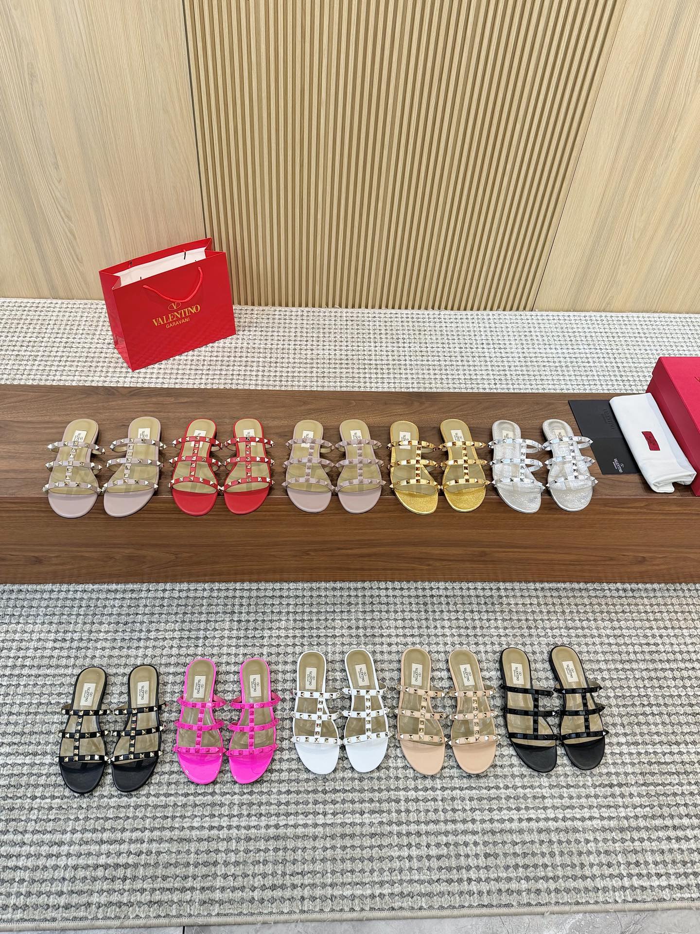 NO:225000,Top version Valentino Spring and summer new women's hollow 10-color new product. The unique [pyramid] small rivet hardware accessories set off a full sense of high-end, and the new season lives up to expectations!  Worth buying ★Imported genuine leather is absolutely top-notch original, absolutely sensual and elegant style, and create a different feeling and simple style!  Size 35-41 (customized by 34-42) imported high-gloss cowhide inner inner sheepskin high flat sole P genuine leather outsole P rubber outsole, slippers, valentino, slippers, cowhide, sheepskin, Leather soles19860909顶级版本 华伦天奴 春夏新款女士镂空10色新品 独特的【金字塔】小铆钉五金配件,衬托出满满的高级感,新一季不负期待！ 值得入手★进口真皮绝对的上档次原版做法 绝对感性优雅风格 创造不一样的感觉简约气质款式！ 码数35-41（34-42定做） 面料进口高光牛皮 内里内里羊皮 跟高平底  P真皮大底  P橡胶大底,拖鞋,valentino,slippers,cowhide,sheepskin,Leather soles,Women's Shoes