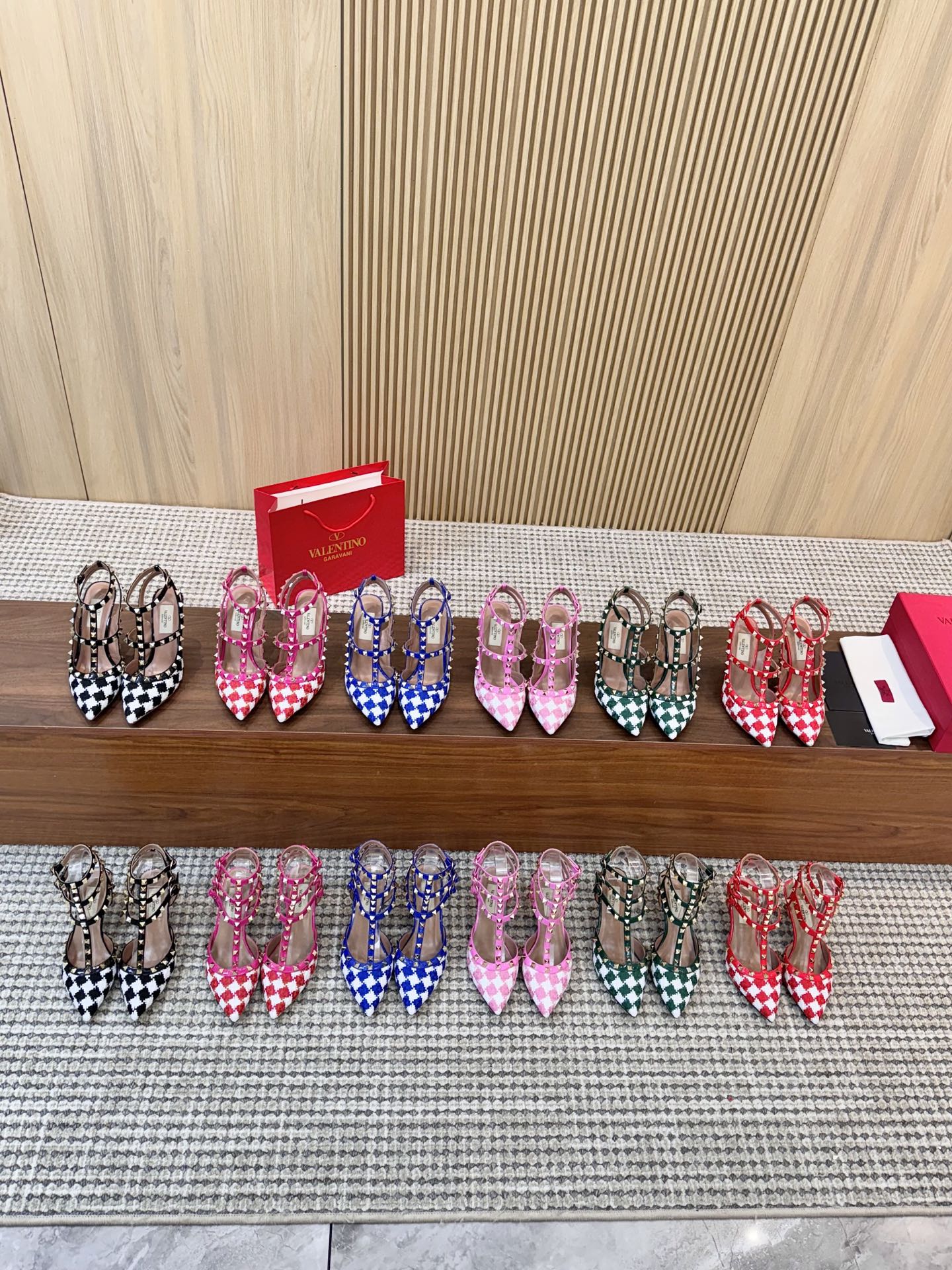 NO:225011,Top version Valentino Spring and summer new style (new color) ladies' back-air (new generation) sandals. The unique [exclusive V-home rivet design] sets off the full sense of high-end, and the new season lives up to expectations! Worth buying ★Absolutely high-end original method, absolutely sensual and elegant style, create a different feeling, simple and elegant style! Size 35-41 (34-42 custom made without return) Inner inner sheepskin Heel height 9.5cm (two-ring strap) 6.5cm (three-ring strap) P genuine leather outsole P rubber outsole, high heels, valentino, sandals, high heels, sheepskin, Leather soles19860909顶级版本 华伦天奴 春夏新款（新颜色）女士后空（新一代）凉鞋 独特的【独有的V家鉚钉设计】衬托出满满的高级感,新一季不负期待！ 值得入手★绝对的上档次原版做法 绝对感性优雅风格 创造不一样的感觉简约气质款式！ 码数35-41（34-42定做不退换） 内里内里羊皮 跟高9.5cm（二环带子）6.5cm（三环带子）  P真皮大底  P橡胶大底,高跟鞋,valentino,sandals,high heels,sheepskin,Leather soles,Women's Shoes