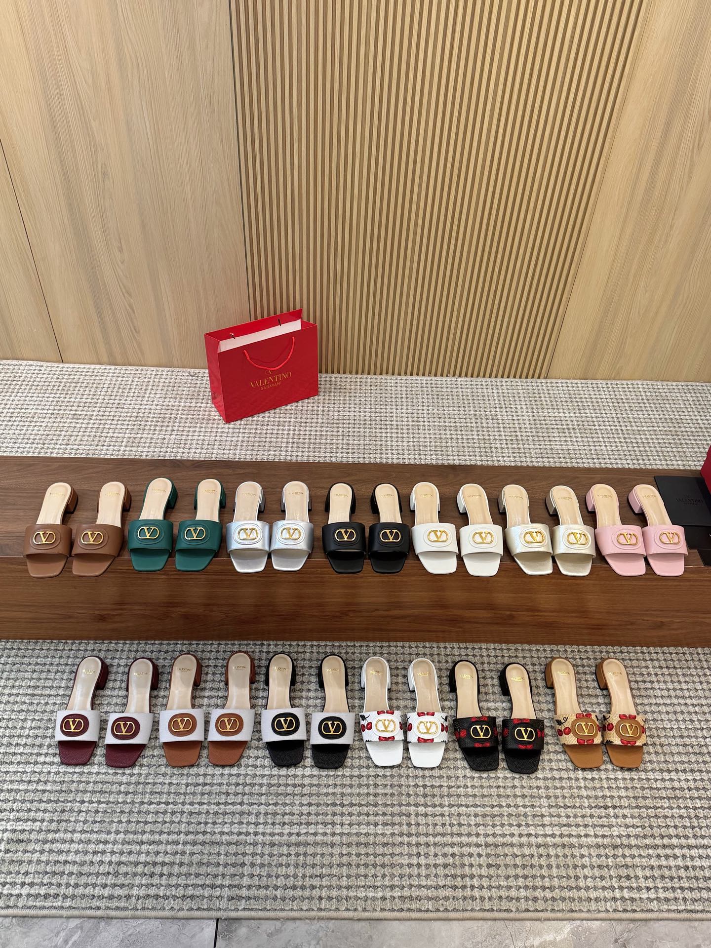 NO:446382,Small V gold buckle, new spring and summer women's sandals, worth buying★Absolutely top-notch and absolutely sensual and elegant style, creating a different feeling and simple style!  Size 35-41 (custom made in 34-42) imported fabric, inner inner inner sheepskin Heel height 3 cm genuine leather outsole Rubber outsole, slippers, sandals, slippers, cowhide, sheepskin, Leather soles19860909小V金色扣 春夏新款女士凉鞋 值得入手★绝对的上档次绝对感性优雅风格 创造不一样的感觉简约气质款式！ 码数35-41（34-42定做） 面料进口牛皮 内里内里羊皮 跟高3厘米 真皮大底 橡胶大底,拖鞋,sandals,slippers,cowhide,sheepskin,Leather soles,Women's Shoes