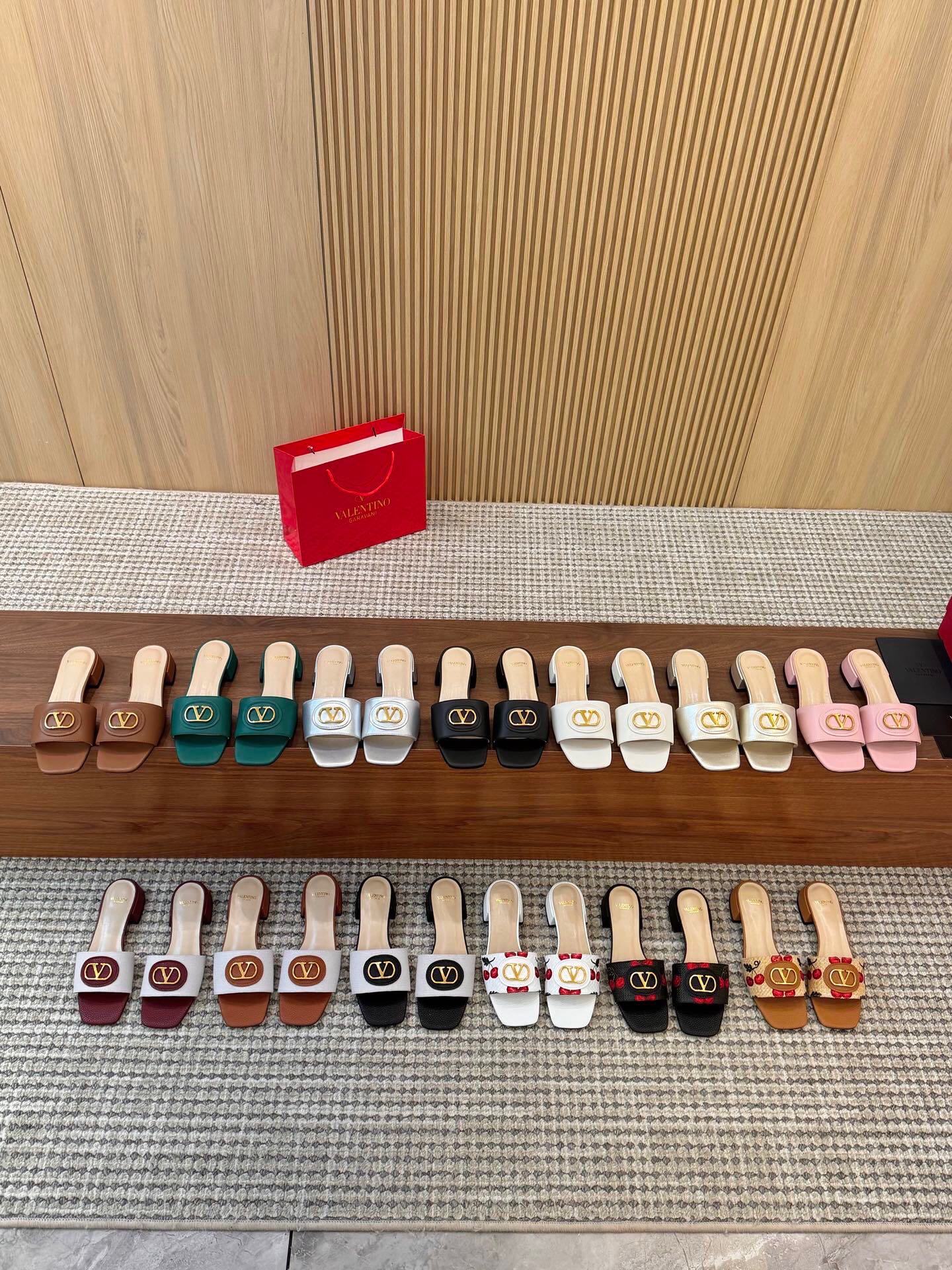 NO:446375,Small V gold buckle, new spring and summer women's sandals, worth buying★Absolutely top-notch and absolutely sensual and elegant style, creating a different feeling and simple style!  Size 35-41 (custom made in 34-42) imported fabric, inner inner inner sheepskin Heel height 3 cm genuine leather outsole Rubber outsole, slippers, sandals, slippers, cowhide, sheepskin, Leather soles19860909小V金色扣 春夏新款女士凉鞋 值得入手★绝对的上档次绝对感性优雅风格 创造不一样的感觉简约气质款式！ 码数35-41（34-42定做） 面料进口牛皮 内里内里羊皮 跟高3厘米 真皮大底  橡胶大底,拖鞋,sandals,slippers,cowhide,sheepskin,Leather soles,Women's Shoes