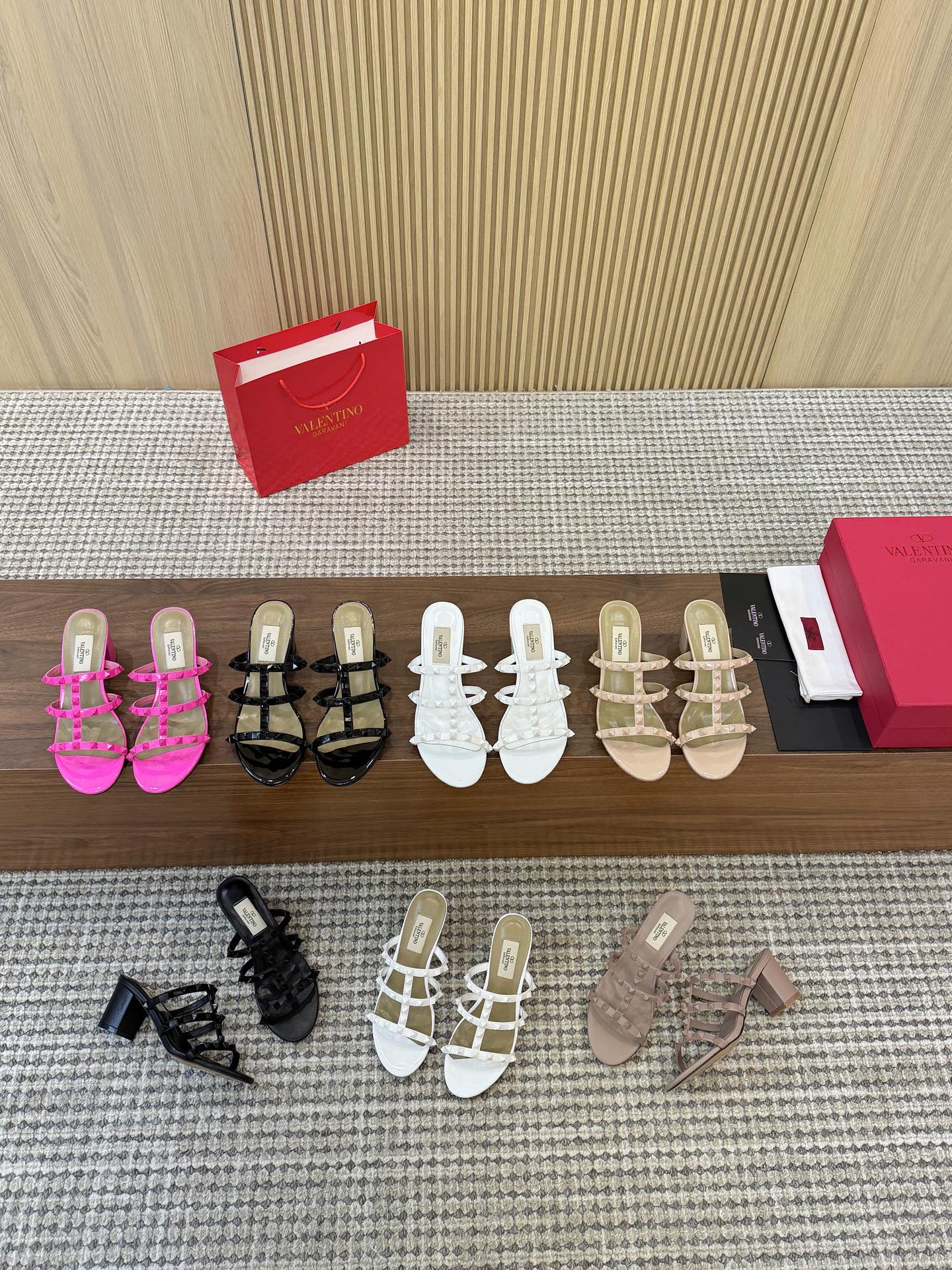 NO:692688,The top version of Valentino's new spring and summer women's hollow 7-color new product. The unique small rivet hardware accessories bring out a full sense of high-end. The new season will live up to expectations!  Worth buying ★Imported silk, absolutely high-grade original production method, absolutely sensual and elegant style, creating a different feeling, simple and elegant style!  Size 35-41 (34-42 customized) Fabric imported high-gloss cow patent leather Lining sheepskin Heel height 6cm P leather outsole P rubber outsole, slippers, valentino, slippers, sheepskin, real silk, Leather soles19860909顶级版本 华伦天奴 春夏新款女士镂空7色新品 独特的小铆钉五金配件,衬托出满满的高级感,新一季不负期待！ 值得入手★进口真丝绝对的上档次原版做法 绝对感性优雅风格 创造不一样的感觉简约气质款式！ 码数35-41（34-42定做） 面料进口高光牛漆皮 内里内里羊皮 跟高6cm  P真皮大底  P橡胶大底,拖鞋,valentino,slippers,sheepskin,real silk,Leather soles,Women's Shoes