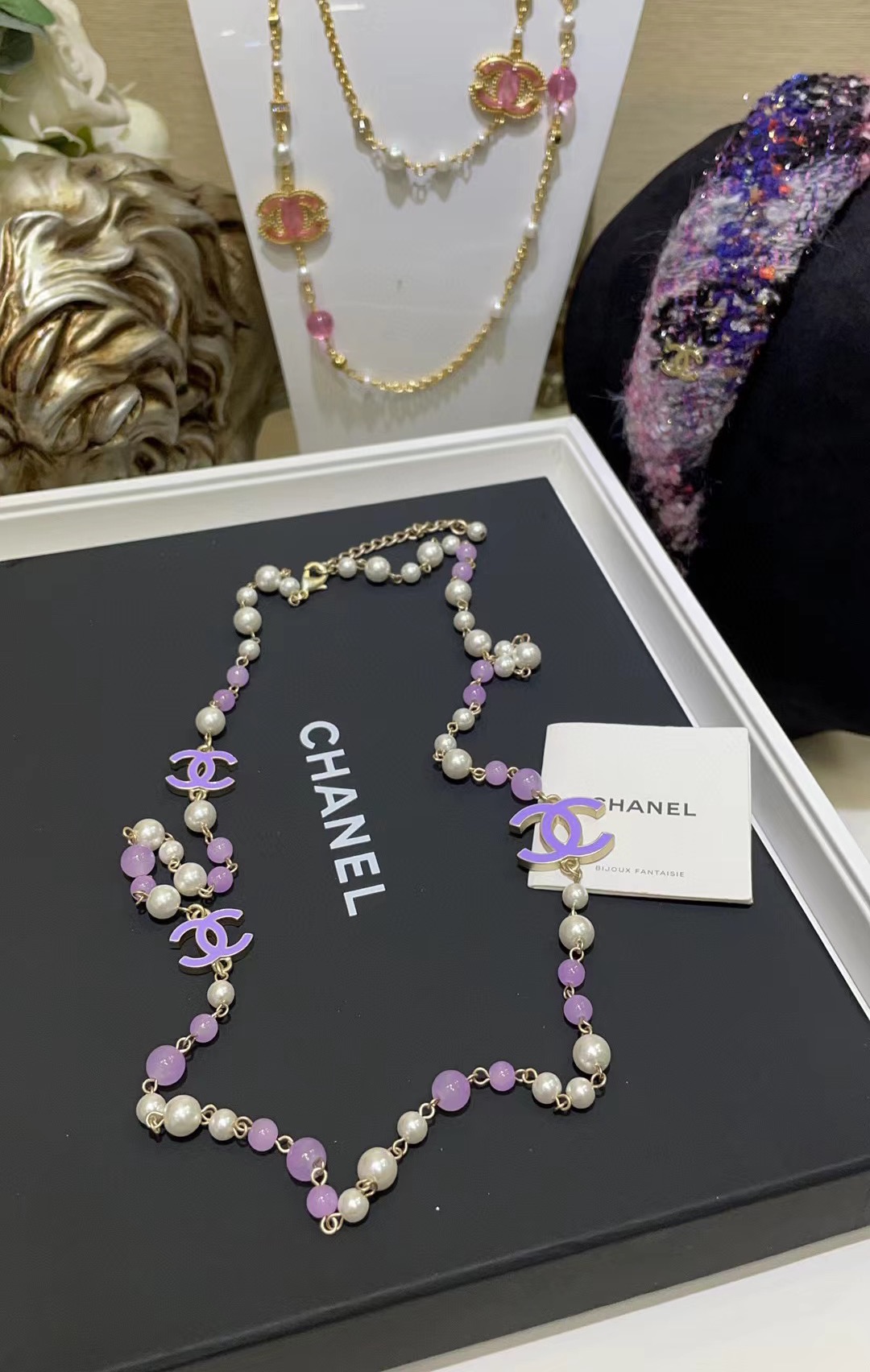 编号XXL0945
今日新品💜毛衣链紫色款
𝑪𝒉𝒂𝒏𝒆𝒍 中古款紫色珐琅双C珍珠毛衣链 

半透紫色串珠