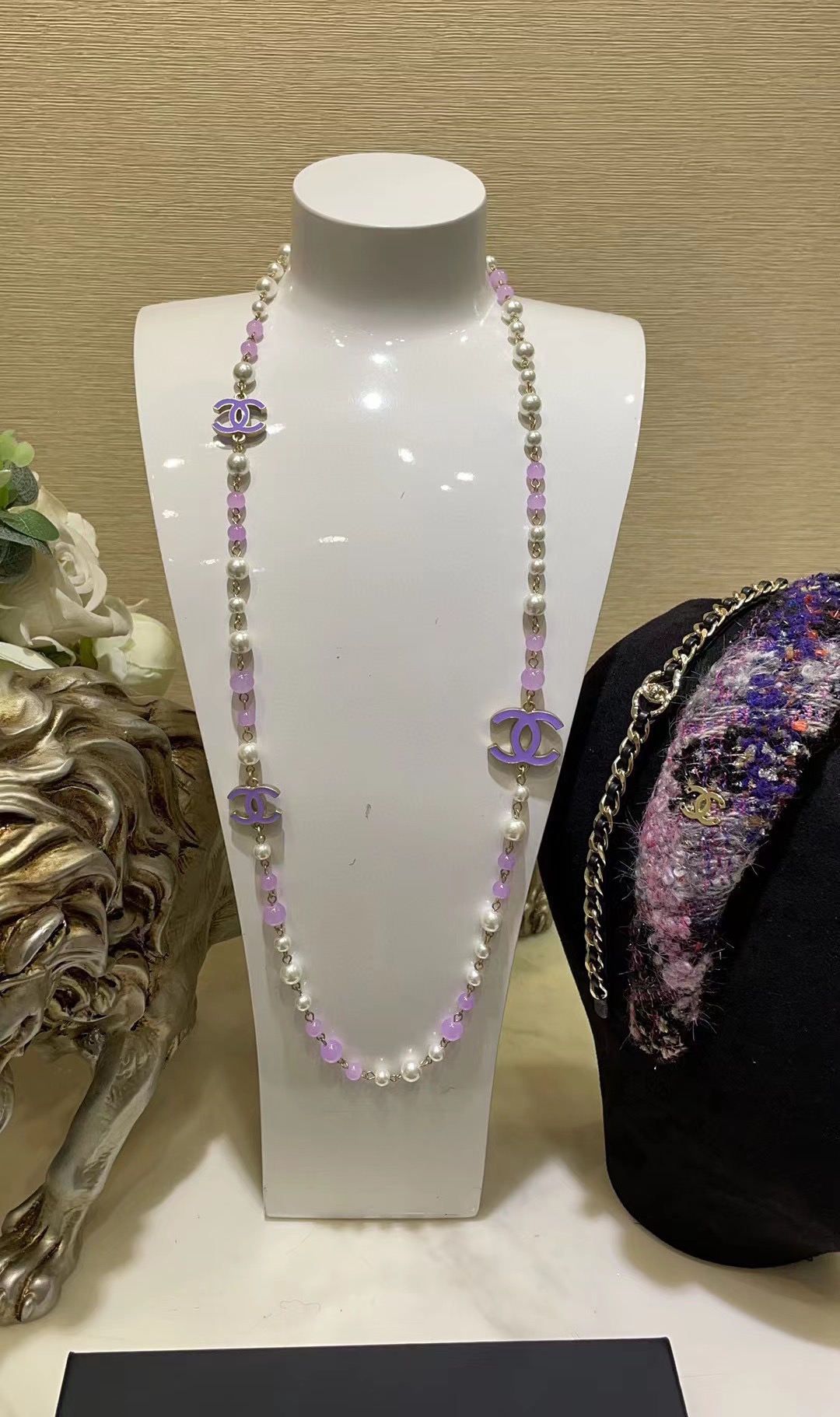 编号XXL0945
今日新品💜毛衣链紫色款
𝑪𝒉𝒂𝒏𝒆𝒍 中古款紫色珐琅双C珍珠毛衣链 

半透紫色串珠