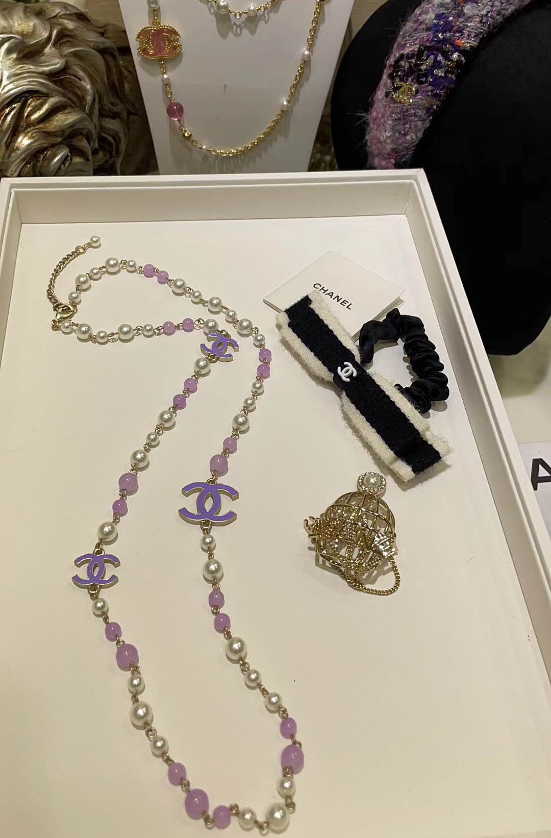 编号XXL0945
今日新品💜毛衣链紫色款
𝑪𝒉𝒂𝒏𝒆𝒍 中古款紫色珐琅双C珍珠毛衣链 

半透紫色串珠