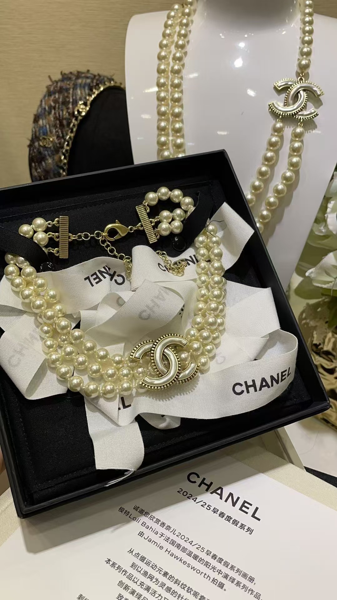 NO:633598,88260, Heavy Industry Necklace arrived today. Three-layer necklace. New white pearlescent resin double C pearl necklace choker. White three-dimensional pearlescent double C with bronze gold lace. Paired with three-layer pearl chain, it has a sense of oil painting. It is breathtakingly beautiful, elegant and noble, full of French style. necklace, Cartier high-end jewelry1986090988260 ,重工项链今日到货三层项链 新款白色珠光树脂双C珍珠项链choker 白色立体珠光双C搭配古铜金色花边 搭配三层珍珠链条很有油画感 简直美到窒息优雅贵气充满法式风情,,necklace,卡迪亚高端饰品,Jewelry