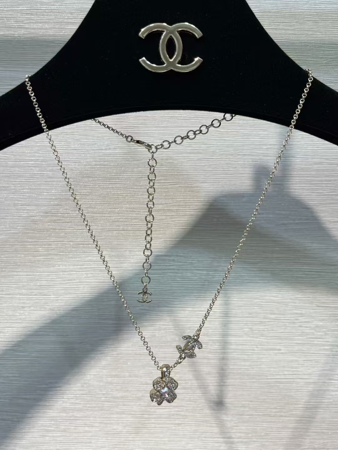 NO:632898,25 New Crystal Star Full Diamond Four-leaf Clover Double C Necklace Full Diamond Double C Crystal Star Clover Super Cute A must-have for beautiful women to wear exquisitely every day The length of the necklace is adjustable 88200,,necklace,Cardia high-end jewelry1986090925新款水晶星星满钻四叶草双C项链 满钻双C水晶星星幸运草超级可爱 美女日常精致穿搭必备 项链长短可调节 88200,,necklace,卡迪亚高端饰品,Jewelry