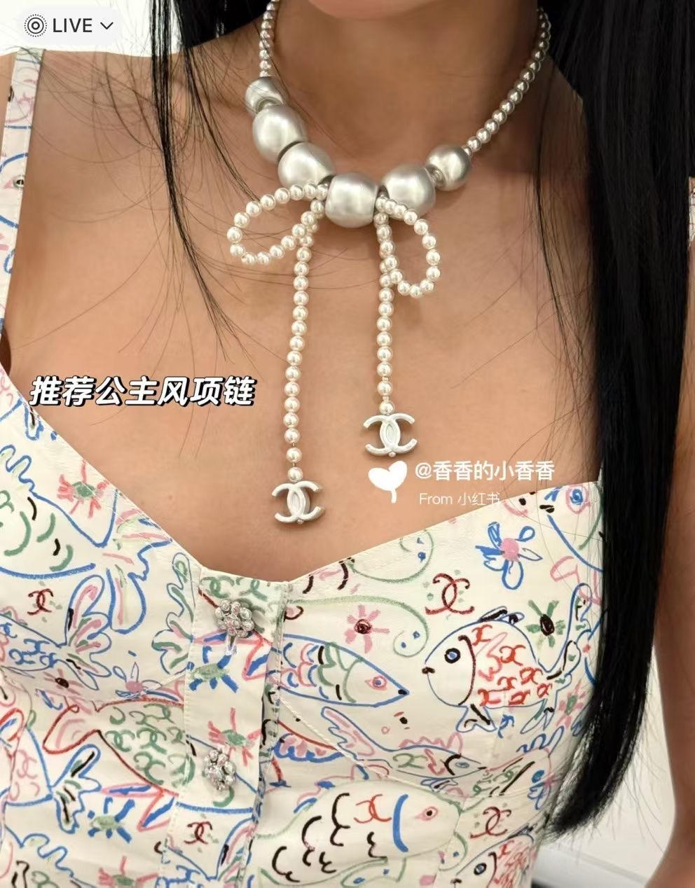 NO:633597,88300, Princess style necklace arrived today. 25C new pearlescent white double C pearl bow necklace. The actual ballet style princess style necklace is very textured. Pearlescent white double C pearl chain bow big pearl. The big pearl is hollow and not heavy. It is full of eye-catching index. Necklace, Cartier high-end jewelry1986090988300,今日到货公主风项链 25C新款珠光白色双C珍珠蝴蝶结项链 实物非常有质感芭蕾风公主风项链 珠光白双C珍珠链条蝴蝶结大珍珠 大珍珠是空心的不重吸睛指数拉满,,necklace,卡迪亚高端饰品,Jewelry