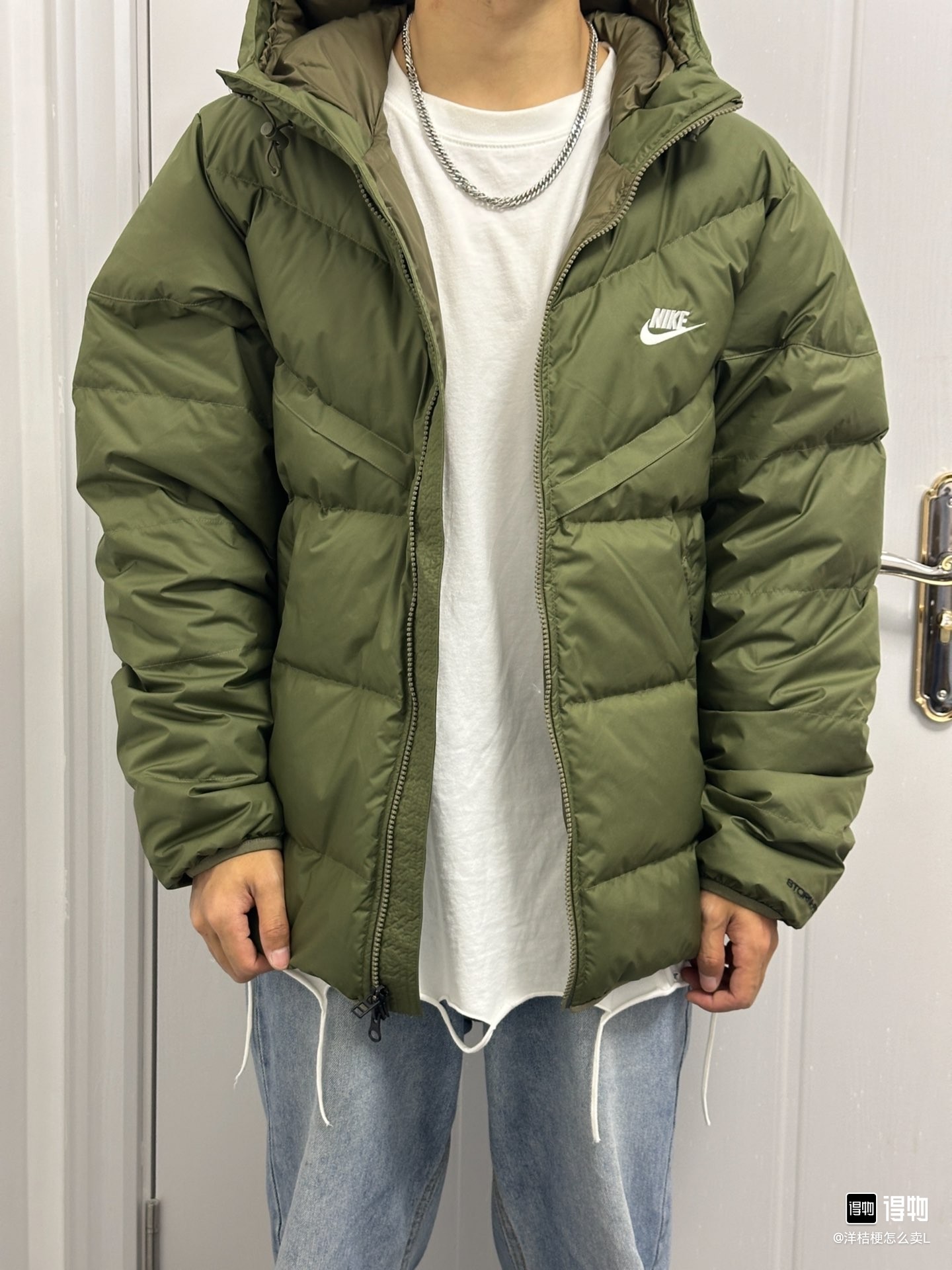 军绿上身效果⬇️
我是真的太喜欢绿色了
多穿绿色的衣服真的感觉
能吸收到大自然的生命力
整个人都活力满满的很向上的状态