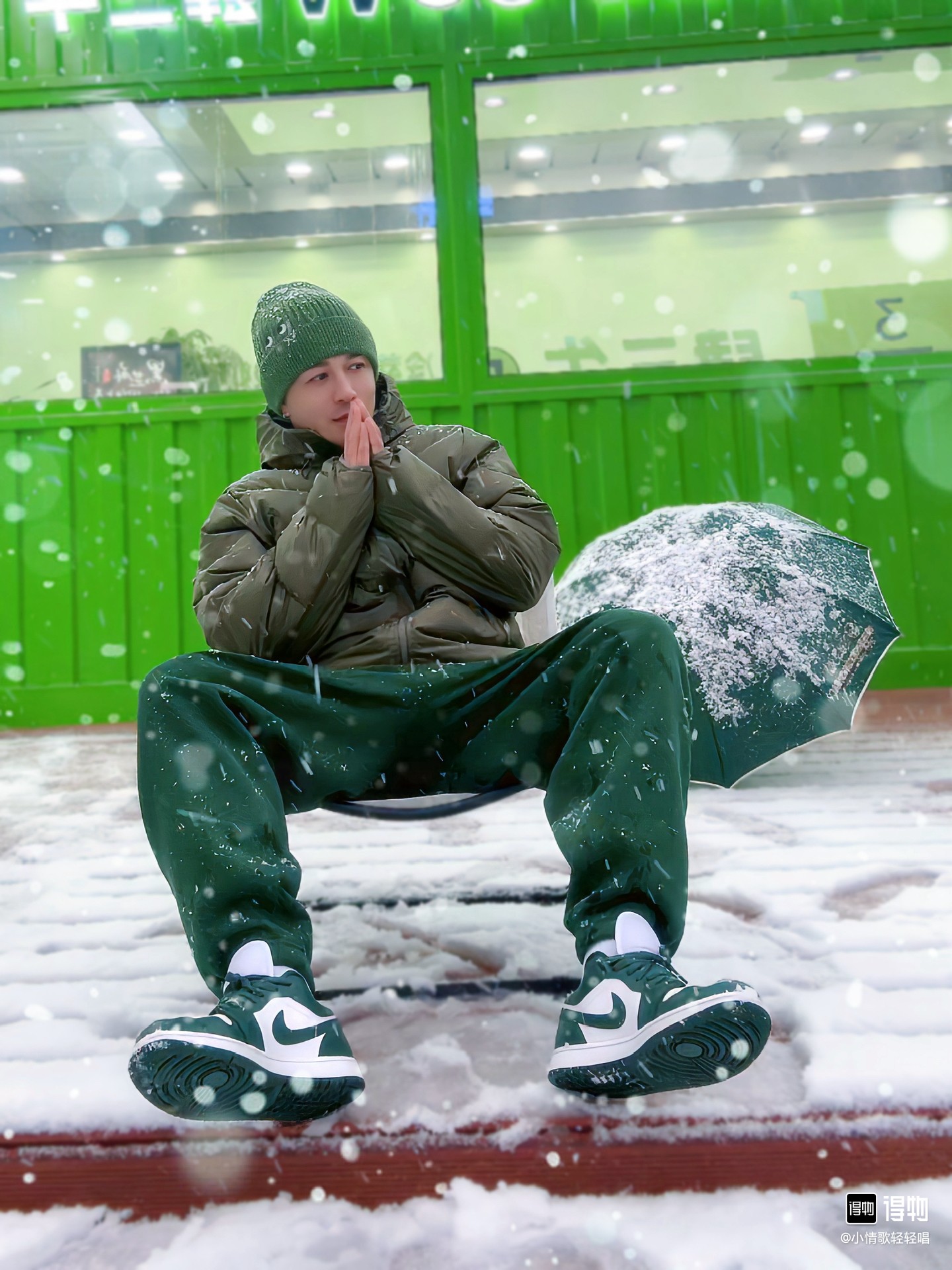 军绿上身效果⬇️
我是真的太喜欢绿色了
多穿绿色的衣服真的感觉
能吸收到大自然的生命力
整个人都活力满满的很向上的状态