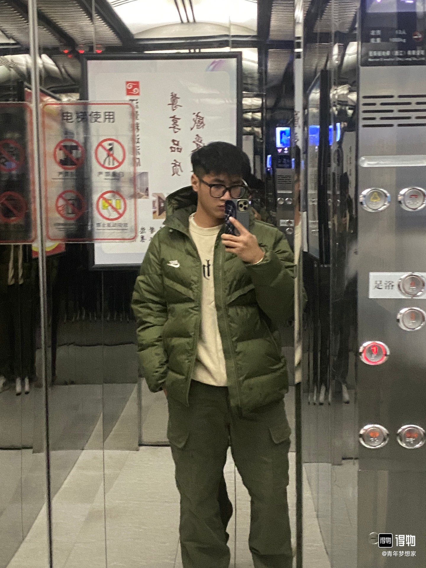 军绿上身效果⬇️
我是真的太喜欢绿色了
多穿绿色的衣服真的感觉
能吸收到大自然的生命力
整个人都活力满满的很向上的状态