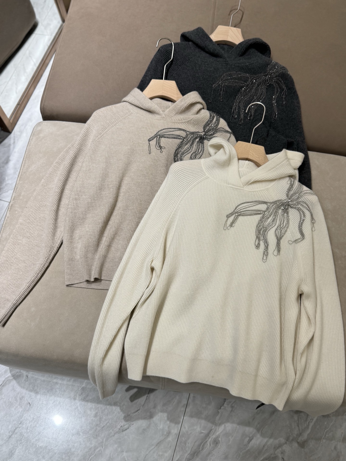Pull en cachemire à capuche avec franges perlées - Confort et style