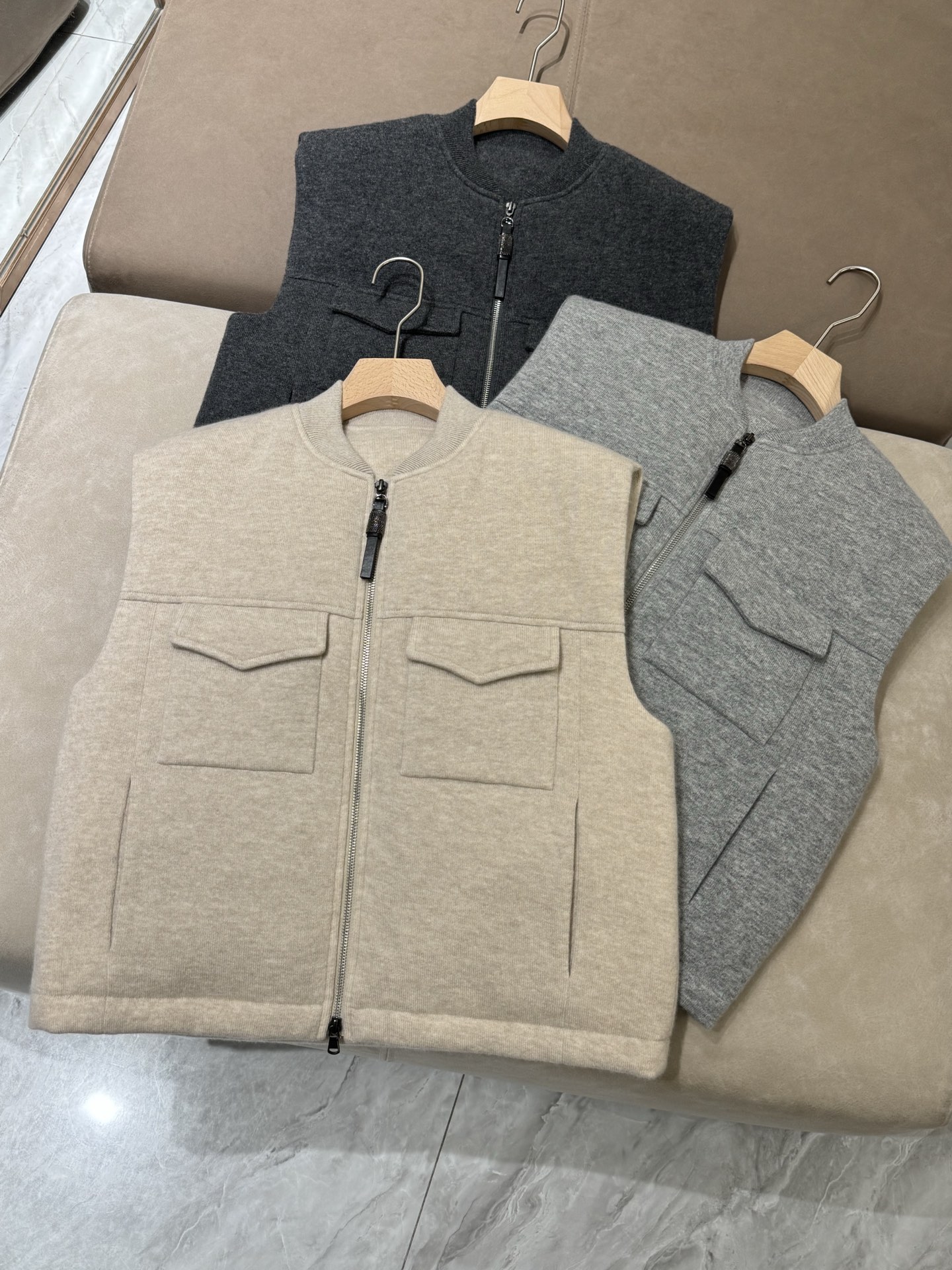 Chaleco Acolchado de Lana con Cremallera para Mujer en Gris, Beige y Caqui