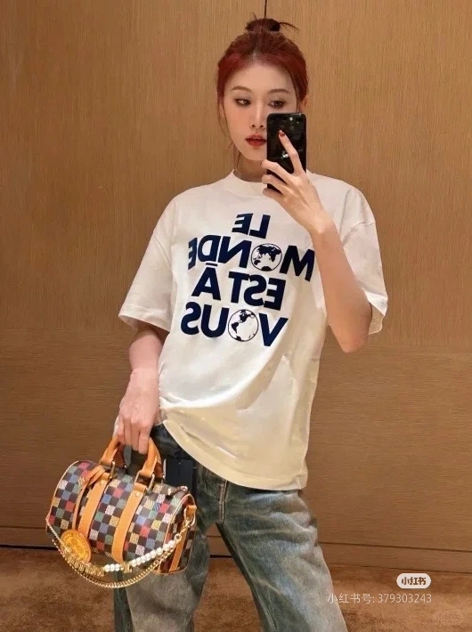 💰100
(顶级最高版本)lv路易威登LOUIS VUITTON 驴家1v 经典地球植绒短袖 logo图案字母半袖T恤短袖
男女同款 情侣款 宽松版型
(最高版本 原版面料 高版本 高品质)
⚠所有细节 面料辅料工艺(全部1:1 过验)
(店主是“细节怪物” 所以做的货也注重细节)
1⃣区别市场货不对版:全部走单线❌
咱家正品1:1的特种机压线(对机器工人要求高)
2⃣区别市场看图做货 布料色差太大
一分价钱一分货,不做快餐货
3⃣区别市场低版本领标 吊牌 洗水标
咱家全部辅料订做(过验级别)
4⃣ 区别市场无细节可言的做工❌
咱家做工:领口、肩线、袖窿、袖口、下摆
(提高成本也要还原正品:过肩压条 双针走线🔍)
【面料】:250g纯棉毛圈高克重版本面料(原版面料)
【辅料】(1:1):专柜领标➕ 代购级厚板吊牌(区别市场薄纸片)➕过验级带logo水洗标
(包括装订方法 全部1:1)
【尺码】:XS-L
XS S M L
衣长 (cm) 65 68 71 74
胸围 (cm)110 114 118 122
肩宽 (cm) 48 50 52 54
袖长(cm) 58 60 62 64