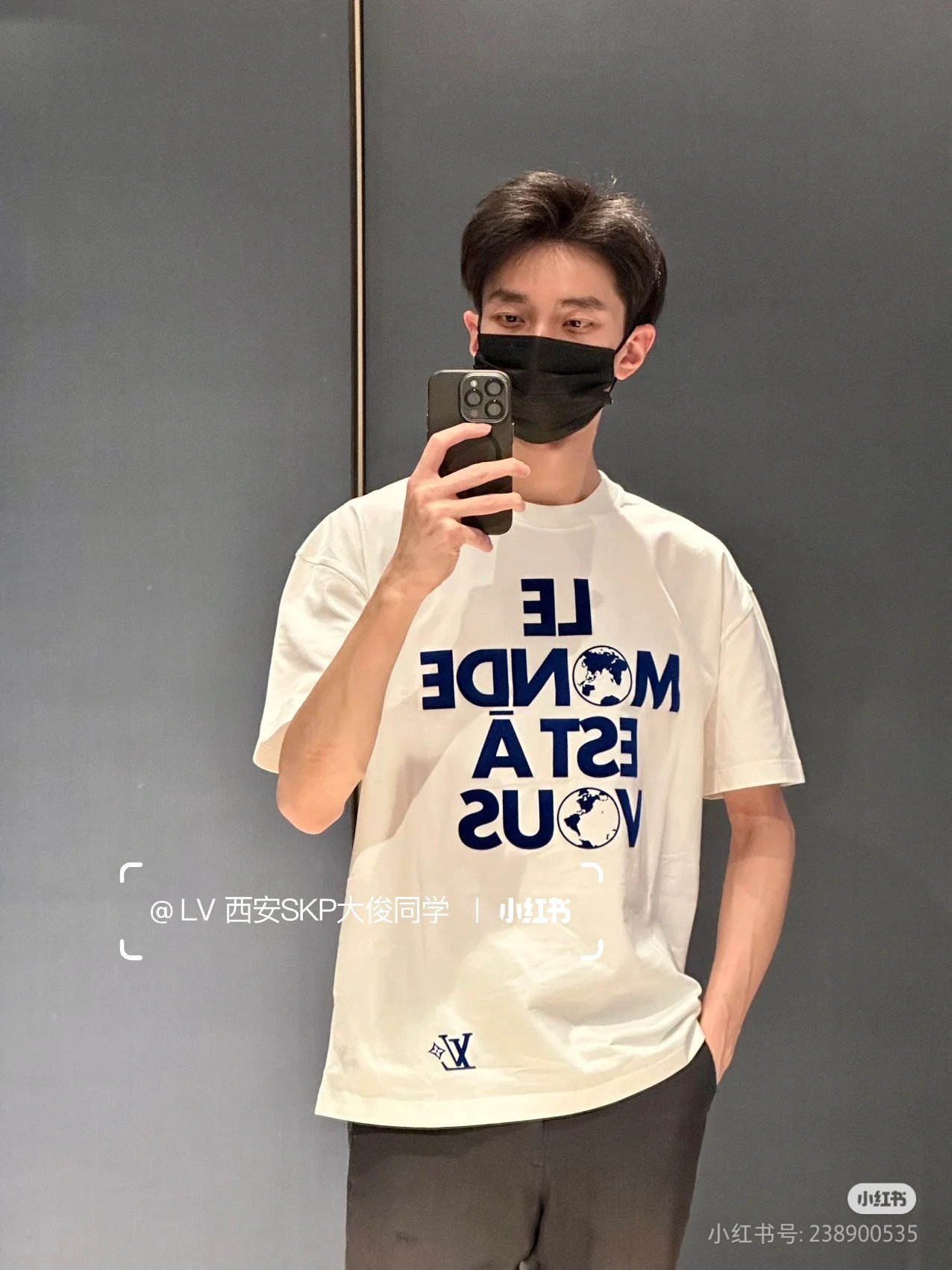 💰100
(顶级最高版本)lv路易威登LOUIS VUITTON 驴家1v 经典地球植绒短袖 logo图案字母半袖T恤短袖
男女同款 情侣款 宽松版型
(最高版本 原版面料 高版本 高品质)
⚠所有细节 面料辅料工艺(全部1:1 过验)
(店主是“细节怪物” 所以做的货也注重细节)
1⃣区别市场货不对版:全部走单线❌
咱家正品1:1的特种机压线(对机器工人要求高)
2⃣区别市场看图做货 布料色差太大
一分价钱一分货,不做快餐货
3⃣区别市场低版本领标 吊牌 洗水标
咱家全部辅料订做(过验级别)
4⃣ 区别市场无细节可言的做工❌
咱家做工:领口、肩线、袖窿、袖口、下摆
(提高成本也要还原正品:过肩压条 双针走线🔍)
【面料】:250g纯棉毛圈高克重版本面料(原版面料)
【辅料】(1:1):专柜领标➕ 代购级厚板吊牌(区别市场薄纸片)➕过验级带logo水洗标
(包括装订方法 全部1:1)
【尺码】:XS-L
XS S M L
衣长 (cm) 65 68 71 74
胸围 (cm)110 114 118 122
肩宽 (cm) 48 50 52 54
袖长(cm) 58 60 62 64