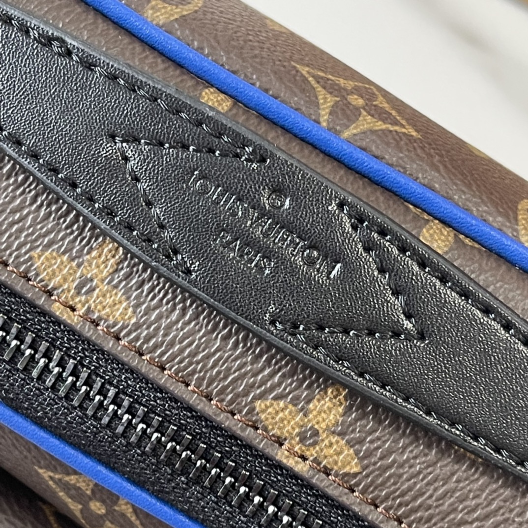 升级版 210 官网最新 M46246 M45806 M58489 M45863 M46688 M23152  S Lock 邮差包由 Monogram Macassar 帆布制成，全新锁扣以品牌传统硬箱锁扣为灵感打造。哑光黑饰面为此磁吸锁扣赋予醒目摩登姿彩，与亮眼蓝色色调形成鲜明对比。另配空间充裕的拉链隔层、皮质手柄以及 标识肩带，时尚有型，易于使用。尺寸：22 x 18 x 8 厘米