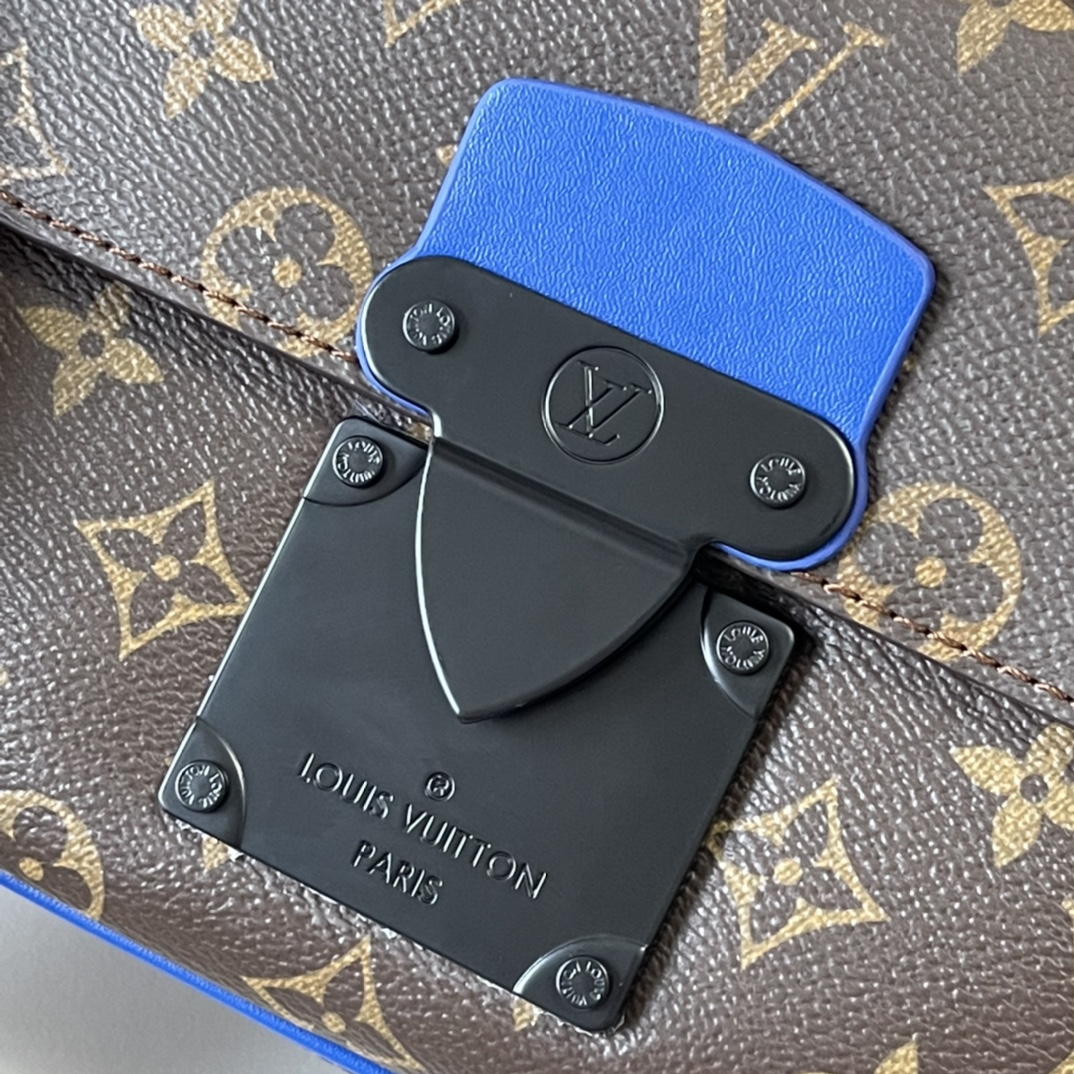 升级版 210 官网最新 M46246 M45806 M58489 M45863 M46688 M23152  S Lock 邮差包由 Monogram Macassar 帆布制成，全新锁扣以品牌传统硬箱锁扣为灵感打造。哑光黑饰面为此磁吸锁扣赋予醒目摩登姿彩，与亮眼蓝色色调形成鲜明对比。另配空间充裕的拉链隔层、皮质手柄以及 标识肩带，时尚有型，易于使用。尺寸：22 x 18 x 8 厘米