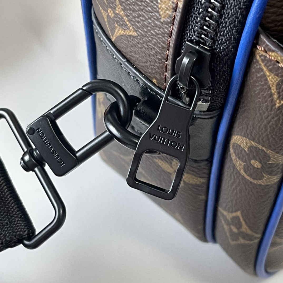 升级版 210 官网最新 M46246 M45806 M58489 M45863 M46688 M23152  S Lock 邮差包由 Monogram Macassar 帆布制成，全新锁扣以品牌传统硬箱锁扣为灵感打造。哑光黑饰面为此磁吸锁扣赋予醒目摩登姿彩，与亮眼蓝色色调形成鲜明对比。另配空间充裕的拉链隔层、皮质手柄以及 标识肩带，时尚有型，易于使用。尺寸：22 x 18 x 8 厘米