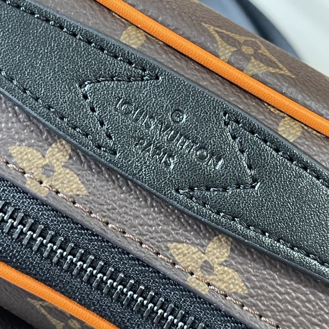 升级版 210 官网最新 M46246 M45806 M58489 M45863 M46688 M23152  S Lock 邮差包由 Monogram Macassar 帆布制成，全新锁扣以品牌传统硬箱锁扣为灵感打造。哑光黑饰面为此磁吸锁扣赋予醒目摩登姿彩，与亮眼蓝色色调形成鲜明对比。另配空间充裕的拉链隔层、皮质手柄以及 标识肩带，时尚有型，易于使用。尺寸：22 x 18 x 8 厘米