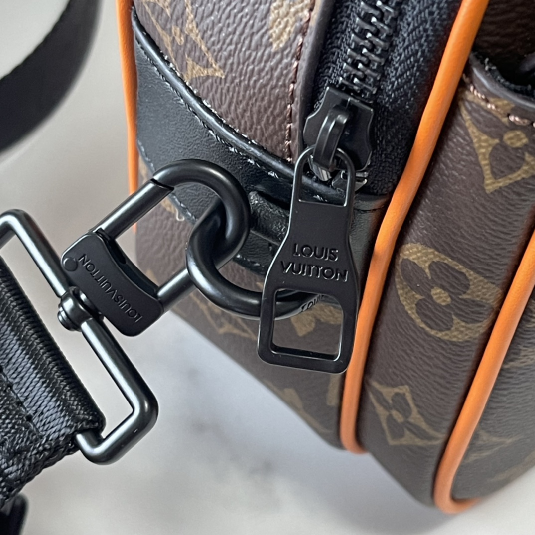 升级版 210 官网最新 M46246 M45806 M58489 M45863 M46688 M23152  S Lock 邮差包由 Monogram Macassar 帆布制成，全新锁扣以品牌传统硬箱锁扣为灵感打造。哑光黑饰面为此磁吸锁扣赋予醒目摩登姿彩，与亮眼蓝色色调形成鲜明对比。另配空间充裕的拉链隔层、皮质手柄以及 标识肩带，时尚有型，易于使用。尺寸：22 x 18 x 8 厘米