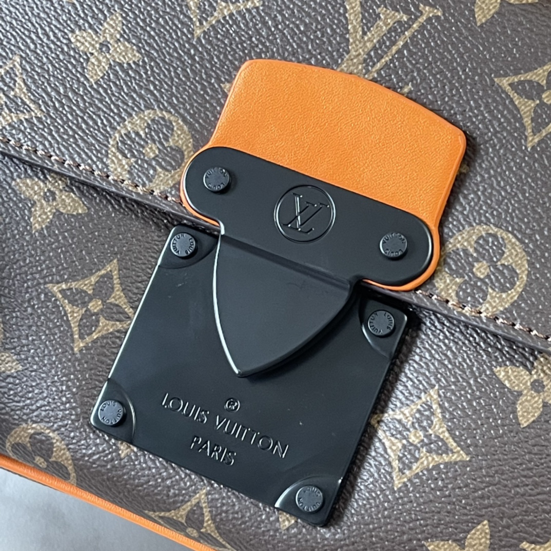 升级版 210 官网最新 M46246 M45806 M58489 M45863 M46688 M23152  S Lock 邮差包由 Monogram Macassar 帆布制成，全新锁扣以品牌传统硬箱锁扣为灵感打造。哑光黑饰面为此磁吸锁扣赋予醒目摩登姿彩，与亮眼蓝色色调形成鲜明对比。另配空间充裕的拉链隔层、皮质手柄以及 标识肩带，时尚有型，易于使用。尺寸：22 x 18 x 8 厘米
