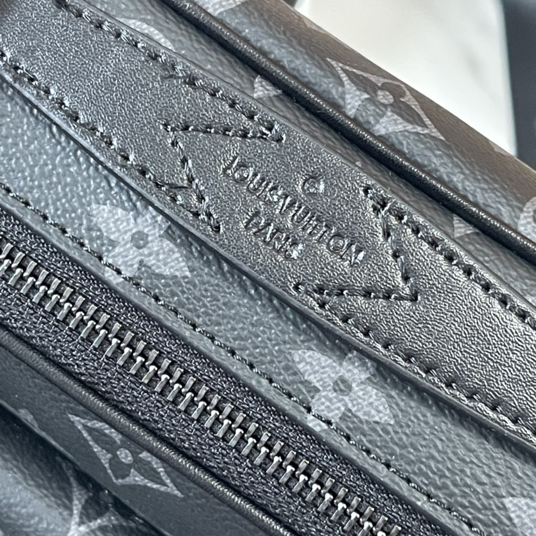升级版 210 官网最新 M46246 M45806 M58489 M45863 M46688 M23152  S Lock 邮差包由 Monogram Macassar 帆布制成，全新锁扣以品牌传统硬箱锁扣为灵感打造。哑光黑饰面为此磁吸锁扣赋予醒目摩登姿彩，与亮眼蓝色色调形成鲜明对比。另配空间充裕的拉链隔层、皮质手柄以及 标识肩带，时尚有型，易于使用。尺寸：22 x 18 x 8 厘米