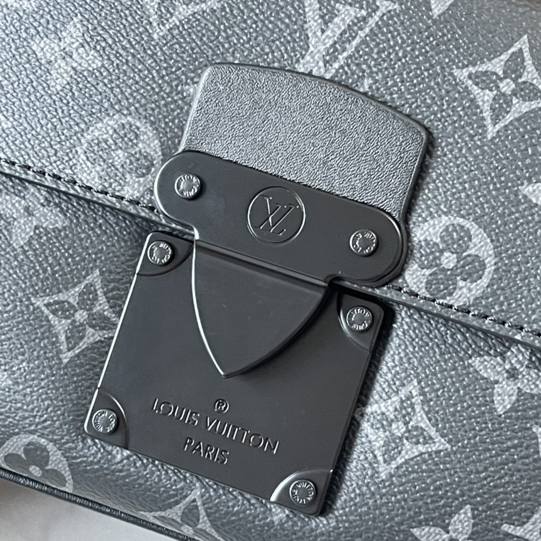 升级版 210 官网最新 M46246 M45806 M58489 M45863 M46688 M23152  S Lock 邮差包由 Monogram Macassar 帆布制成，全新锁扣以品牌传统硬箱锁扣为灵感打造。哑光黑饰面为此磁吸锁扣赋予醒目摩登姿彩，与亮眼蓝色色调形成鲜明对比。另配空间充裕的拉链隔层、皮质手柄以及 标识肩带，时尚有型，易于使用。尺寸：22 x 18 x 8 厘米