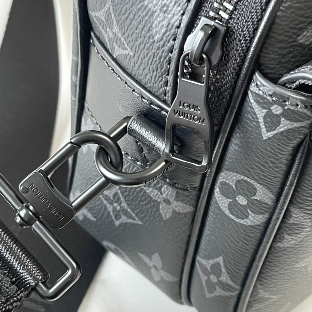 升级版 210 官网最新 M46246 M45806 M58489 M45863 M46688 M23152  S Lock 邮差包由 Monogram Macassar 帆布制成，全新锁扣以品牌传统硬箱锁扣为灵感打造。哑光黑饰面为此磁吸锁扣赋予醒目摩登姿彩，与亮眼蓝色色调形成鲜明对比。另配空间充裕的拉链隔层、皮质手柄以及 标识肩带，时尚有型，易于使用。尺寸：22 x 18 x 8 厘米