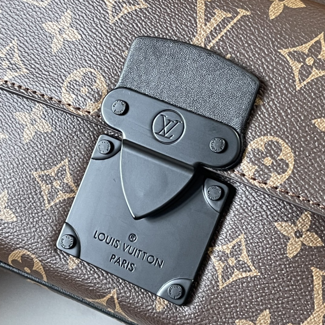 升级版 210 官网最新 M46246 M45806 M58489 M45863 M46688 M23152  S Lock 邮差包由 Monogram Macassar 帆布制成，全新锁扣以品牌传统硬箱锁扣为灵感打造。哑光黑饰面为此磁吸锁扣赋予醒目摩登姿彩，与亮眼蓝色色调形成鲜明对比。另配空间充裕的拉链隔层、皮质手柄以及 标识肩带，时尚有型，易于使用。尺寸：22 x 18 x 8 厘米