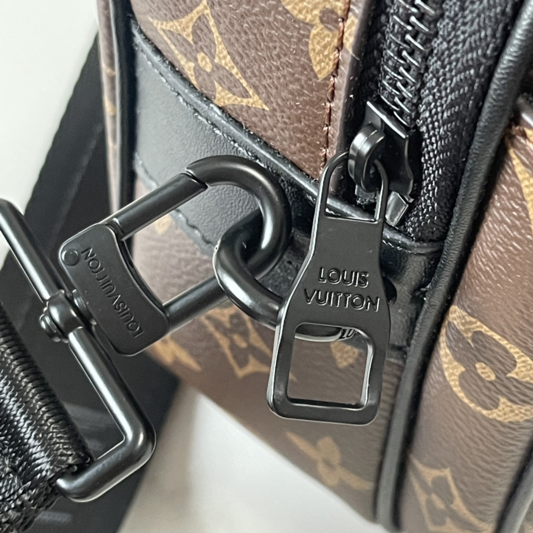 升级版 210 官网最新 M46246 M45806 M58489 M45863 M46688 M23152  S Lock 邮差包由 Monogram Macassar 帆布制成，全新锁扣以品牌传统硬箱锁扣为灵感打造。哑光黑饰面为此磁吸锁扣赋予醒目摩登姿彩，与亮眼蓝色色调形成鲜明对比。另配空间充裕的拉链隔层、皮质手柄以及 标识肩带，时尚有型，易于使用。尺寸：22 x 18 x 8 厘米