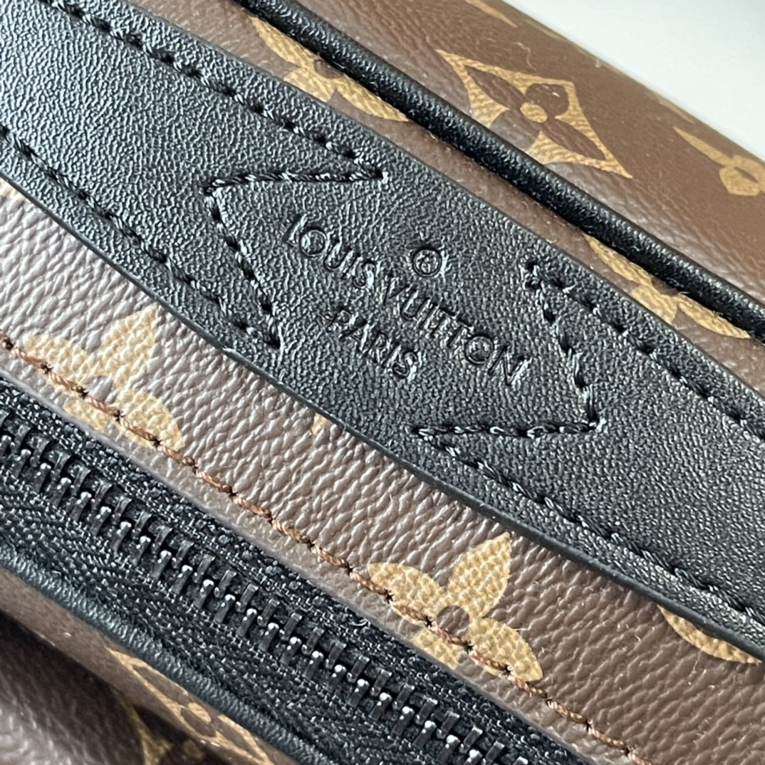 升级版 210 官网最新 M46246 M45806 M58489 M45863 M46688 M23152  S Lock 邮差包由 Monogram Macassar 帆布制成，全新锁扣以品牌传统硬箱锁扣为灵感打造。哑光黑饰面为此磁吸锁扣赋予醒目摩登姿彩，与亮眼蓝色色调形成鲜明对比。另配空间充裕的拉链隔层、皮质手柄以及 标识肩带，时尚有型，易于使用。尺寸：22 x 18 x 8 厘米