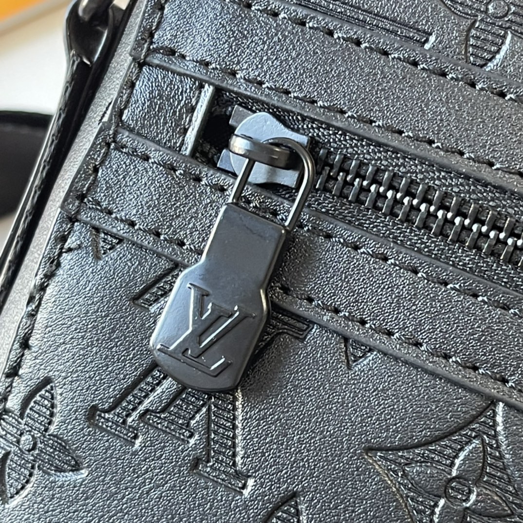 升级版 200 M44729 Sprinter 信使包以 Monogram 压纹图案巧衬 Monogram Shadow 软牛皮，点缀哑光金属件。外袋、拉链后袋及内贴袋令随行所需井然有序。详细特征32.0 x 21.0 x 11.0 cm (长 x 高 x 宽) Monogram Shadow 牛皮织物内衬牛皮饰边金属件拉链外袋正面外贴袋内贴袋。