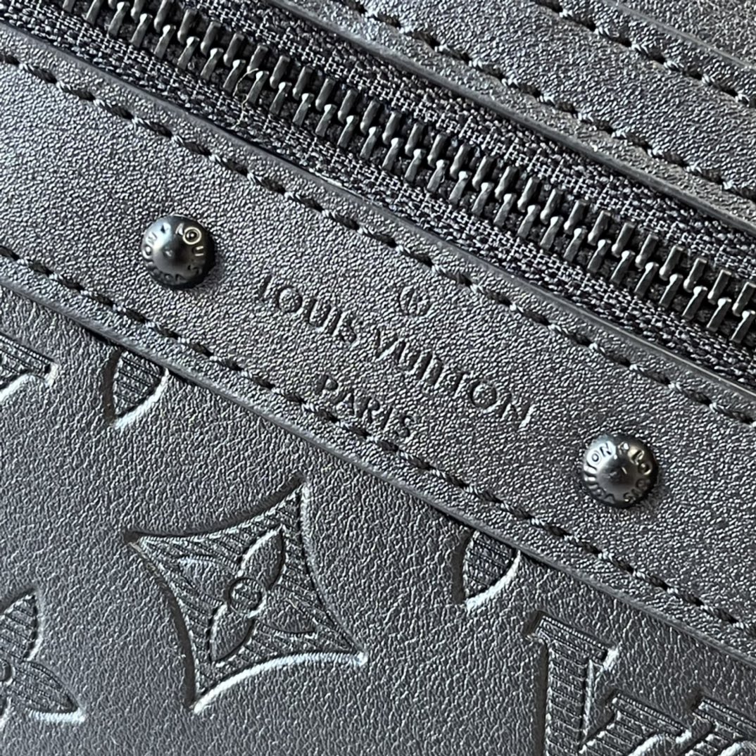 升级版 240 M44727 Sprinter 双包肩以柔软的 Monogram Shadow 牛铺皮陈底色，微浮微现 Monogram 压纹，轻巧勾简勒约线条，配有光哑金属件。内贴袋可有收序纳随行所需。尺寸：32.0 x 40.0 x 20.0 cm