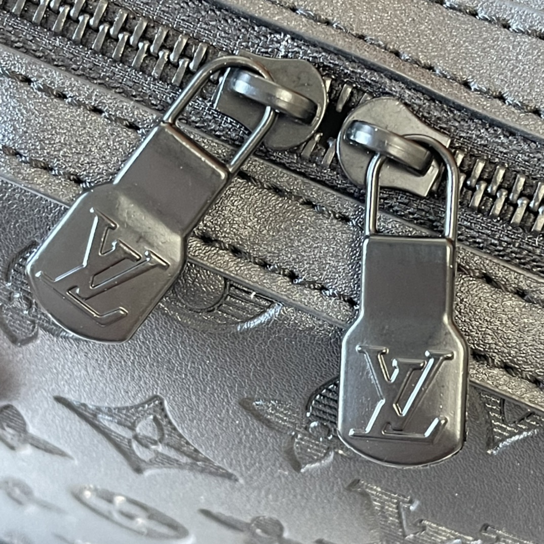 升级版 240 M44727 Sprinter 双包肩以柔软的 Monogram Shadow 牛铺皮陈底色，微浮微现 Monogram 压纹，轻巧勾简勒约线条，配有光哑金属件。内贴袋可有收序纳随行所需。尺寸：32.0 x 40.0 x 20.0 cm